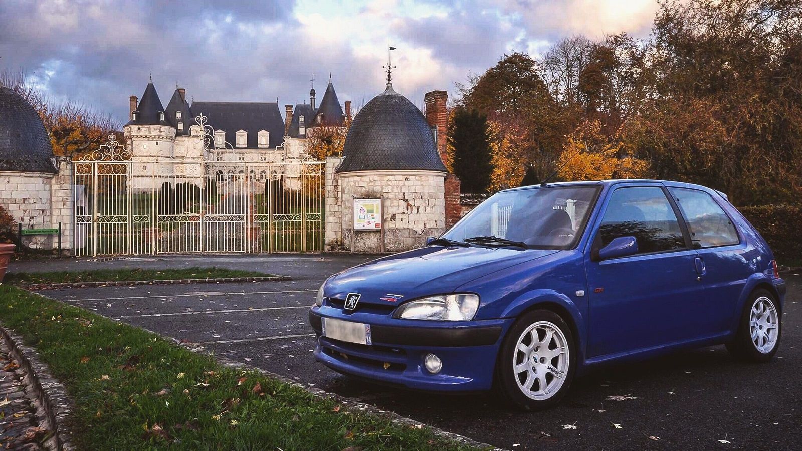 Το Peugeot 106 GTi διαφέρει από τις προηγούμενες εκδόσεις λόγω της τοποθέτησης προβολέων ομίχλης στον εμπρός προφυλακτήρα, της αφαίρεσης των λευκών σι