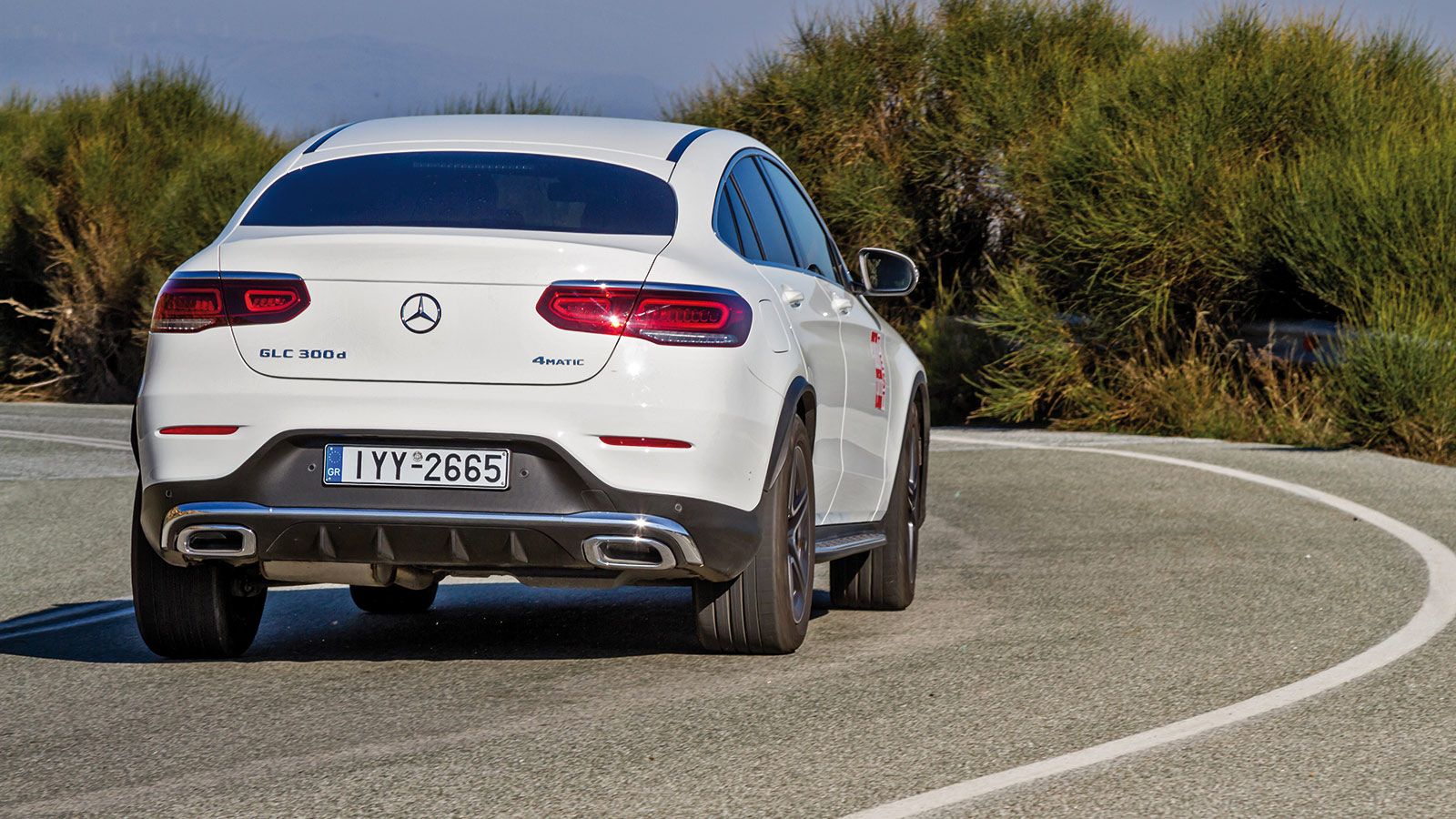 Είναι SUV, είναι ογκώδης, αλλά ταυτόχρονα είναι κουπέ, σαγηνευτική, εκλεπτυσμένη, δυναμική, επιβλητική, αέρινη, θελκτική και πόσα ακόμη…