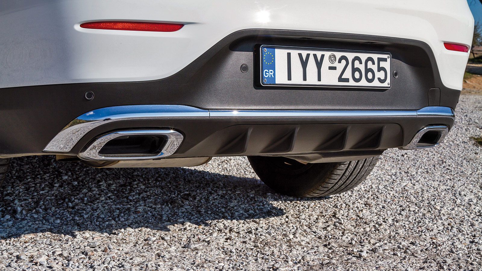 Επανασχεδιασμένοι προφυλακτήρες, μάσκα με «διαμαντάκια», ζάντες και σκαλοπάτι στο πλάι μερικά από τα βασικά χαρακτηριστικά του πακέτου AMG.	