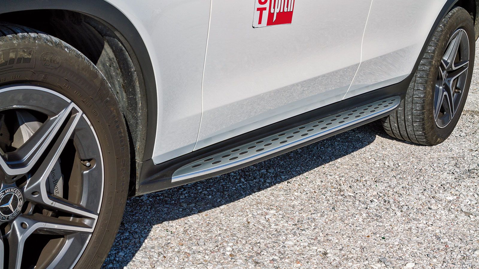 Επανασχεδιασμένοι προφυλακτήρες, μάσκα με «διαμαντάκια», ζάντες και σκαλοπάτι στο πλάι μερικά από τα βασικά χαρακτηριστικά του πακέτου AMG.