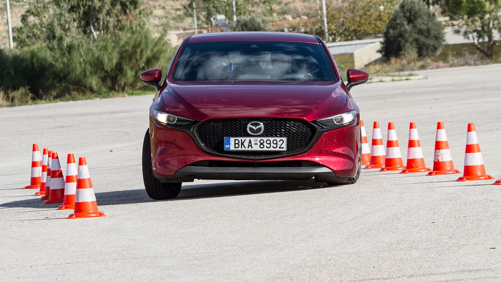 Το Mazda 3 είχε την ίδια συμπεριφορά σε όλες του τις προσπάθειες, με την ανάρτηση να πιέζεται αρκετά, αλλά να μην προκαλεί μεταφορές φορτίου.