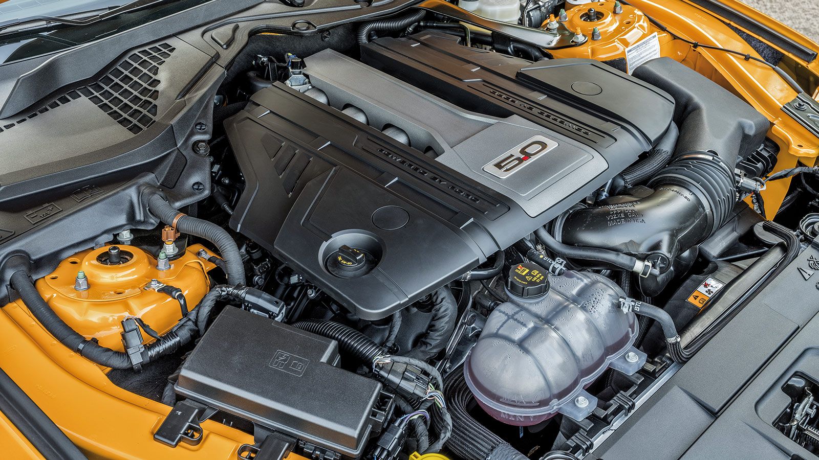 Οι κινητήρες που θα συναντήσουμε στα μοντέλα επιδόσεων της Ford έχουν μεγάλο φάσμα. Από τον 1,5 τρικύλινδρο EcoBoost του Fiesta, μέχρι τον V8 των 5.00