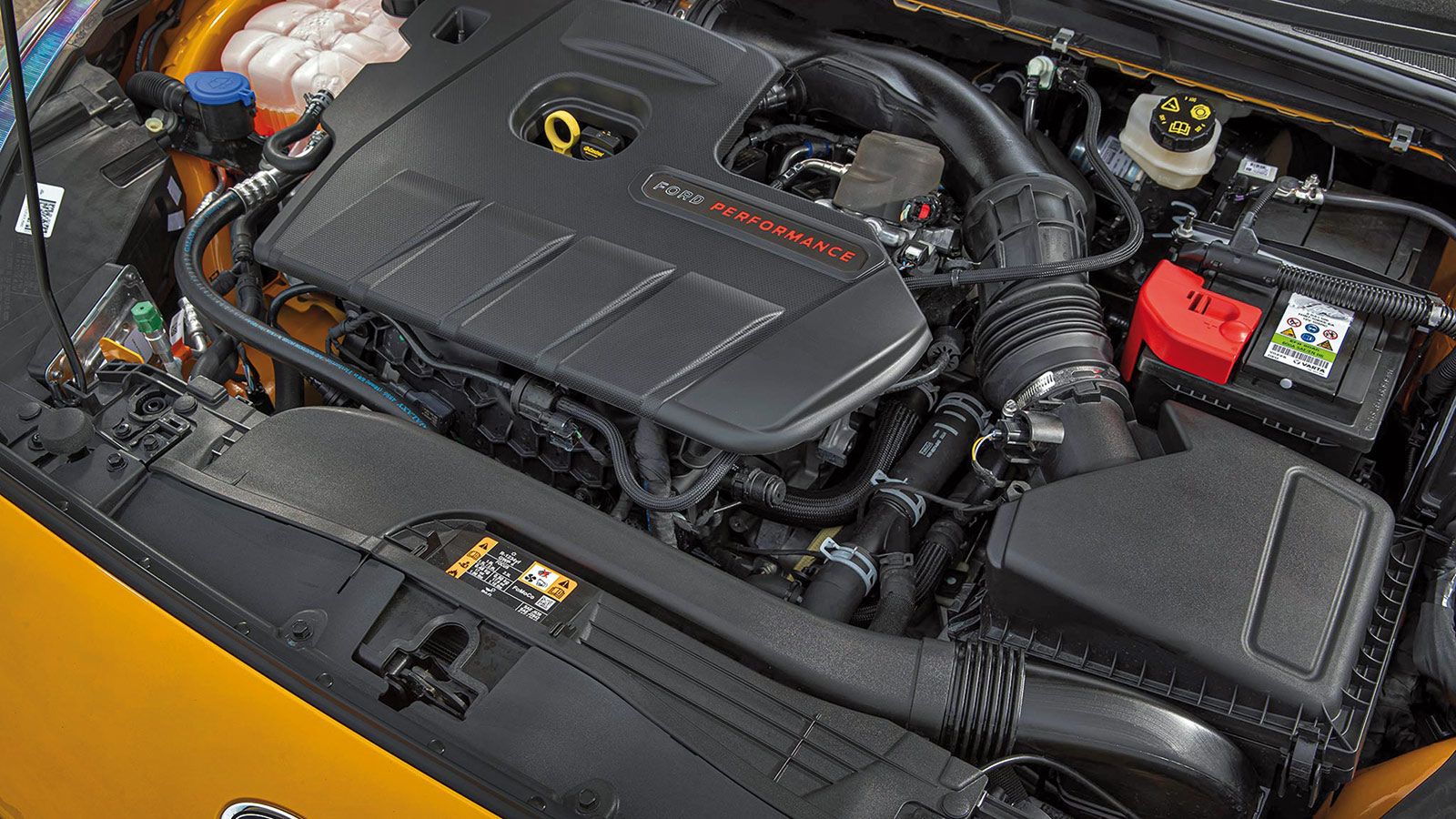 Οι κινητήρες που θα συναντήσουμε στα μοντέλα επιδόσεων της Ford έχουν μεγάλο φάσμα. Από τον 1,5 τρικύλινδρο EcoBoost του Fiesta, μέχρι τον V8 των 5.00