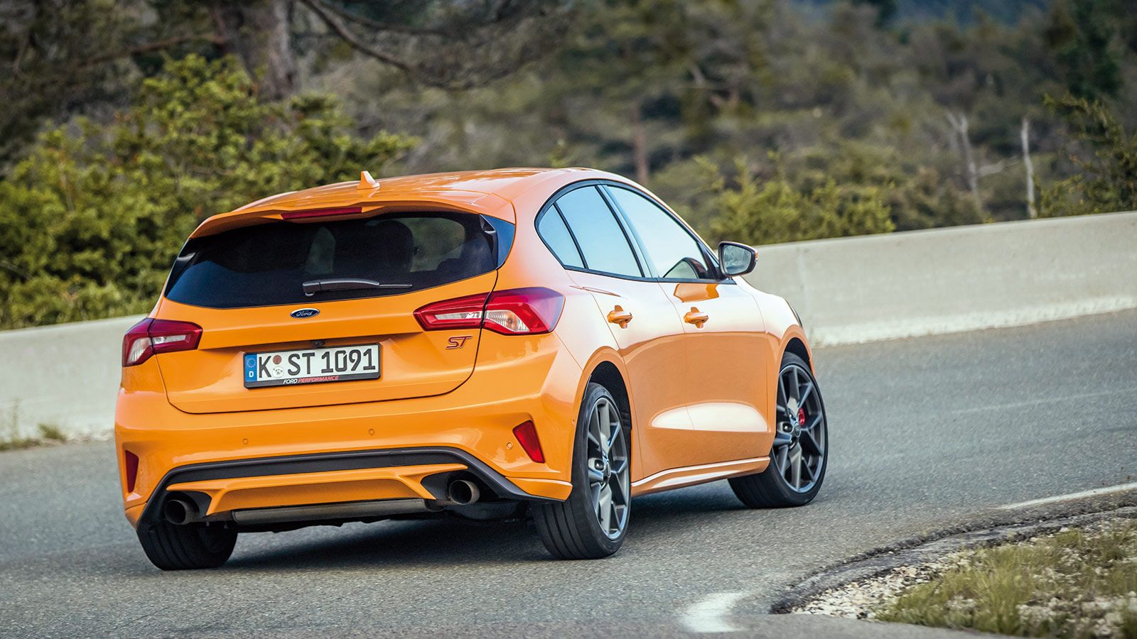 Κορυφαίο χαρακτηριστικό των ST εκδόσεων είναι η οδική τους συμπεριφορά. Το Fiesta είναι εξαιρετικά σταθερό και γρήγορο σε πολύ κλειστά κομμάτια, ενώ τ