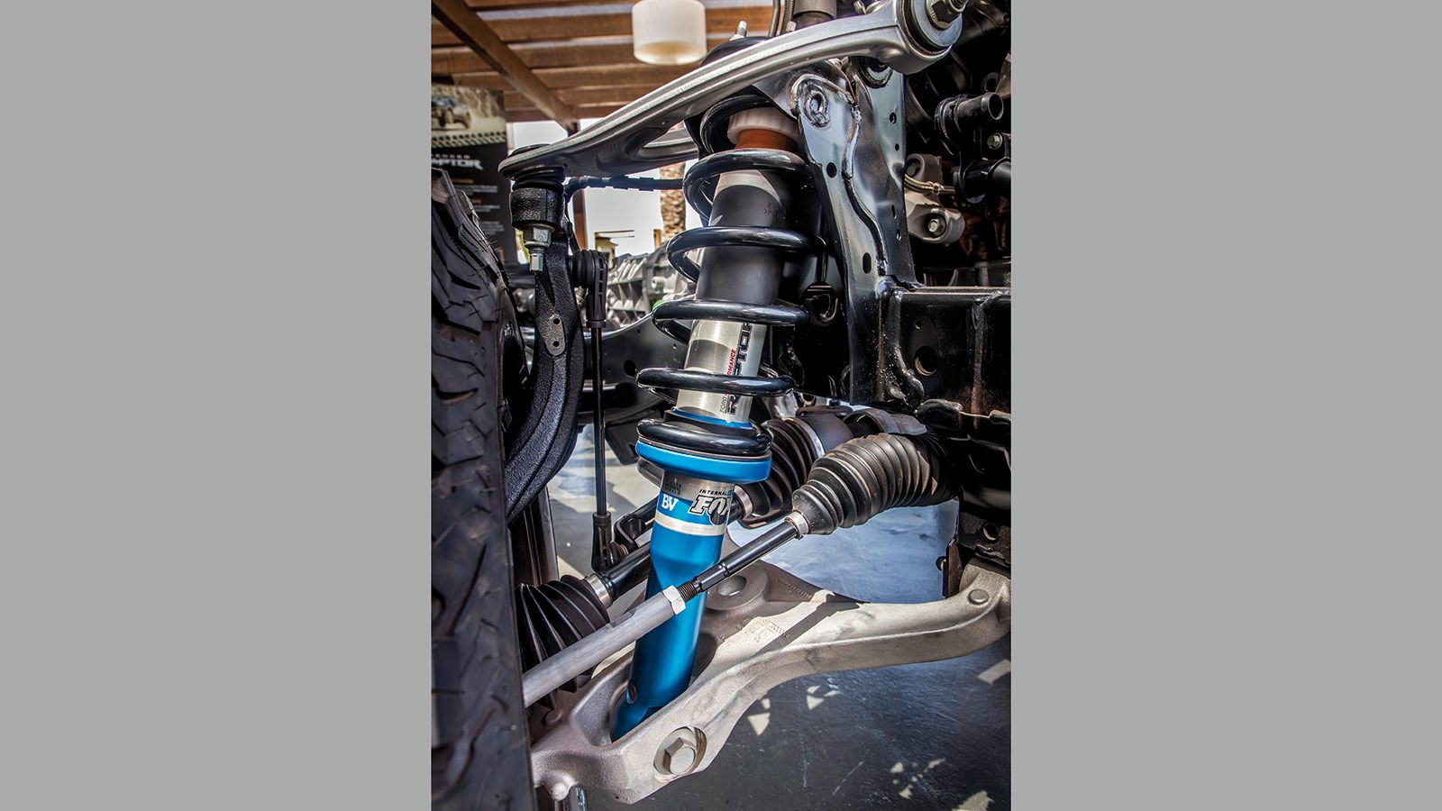 To Ranger Raptor λατρεύει να δείχνει τις εκτός δρόμου απεριόριστες δυνατότητές του. Σύμμαχός του η αγωνιστική ανάρτηση της Fox. 