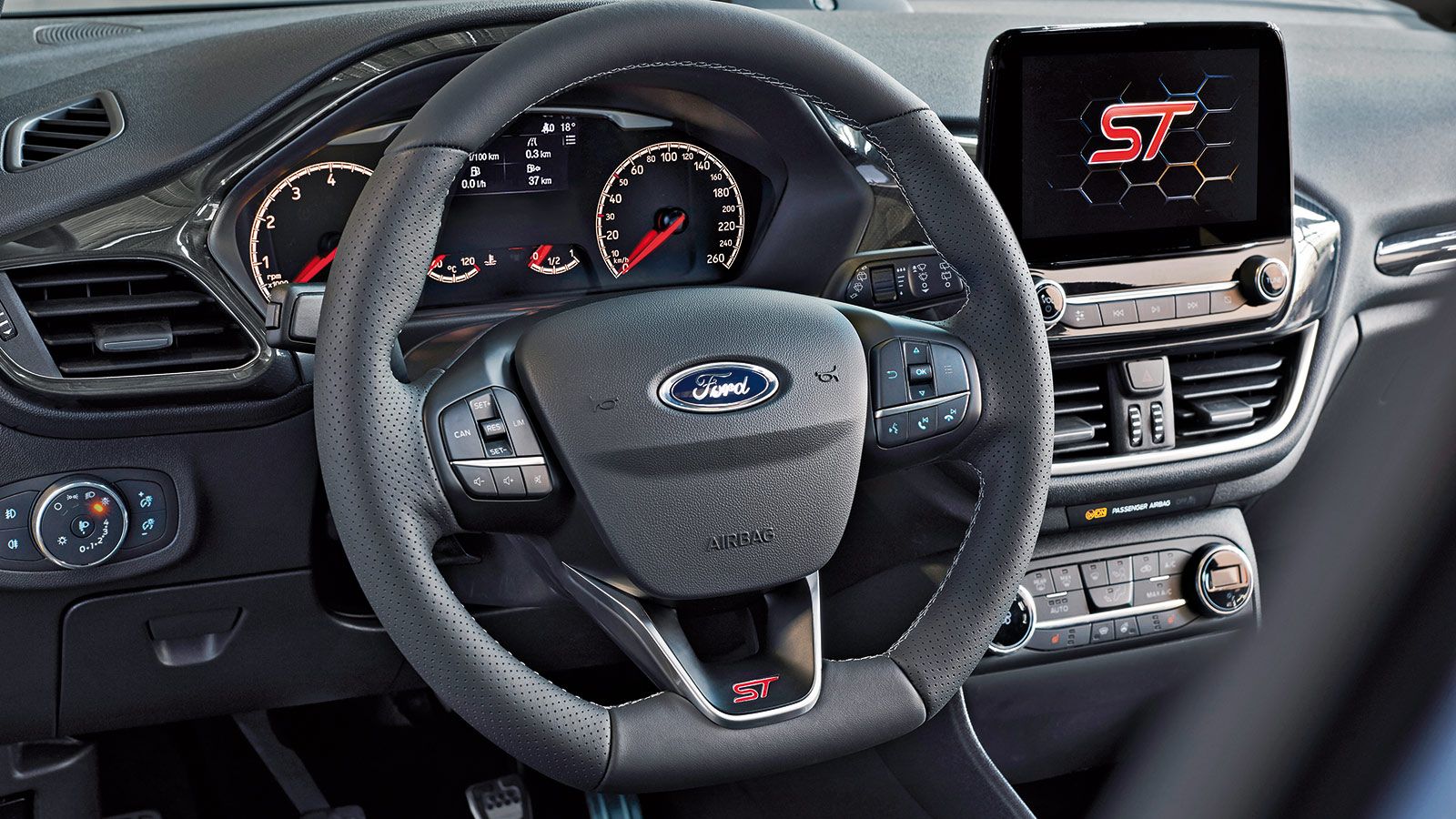 Φυσικά η Ford Performance έβαλε το χέρι της και στην καμπίνα των μοντέλων διαμορφώνοντας σπορτίφ διάκοσμο και επιλέγοντας μπάκετ καθίσματα της Recaro 