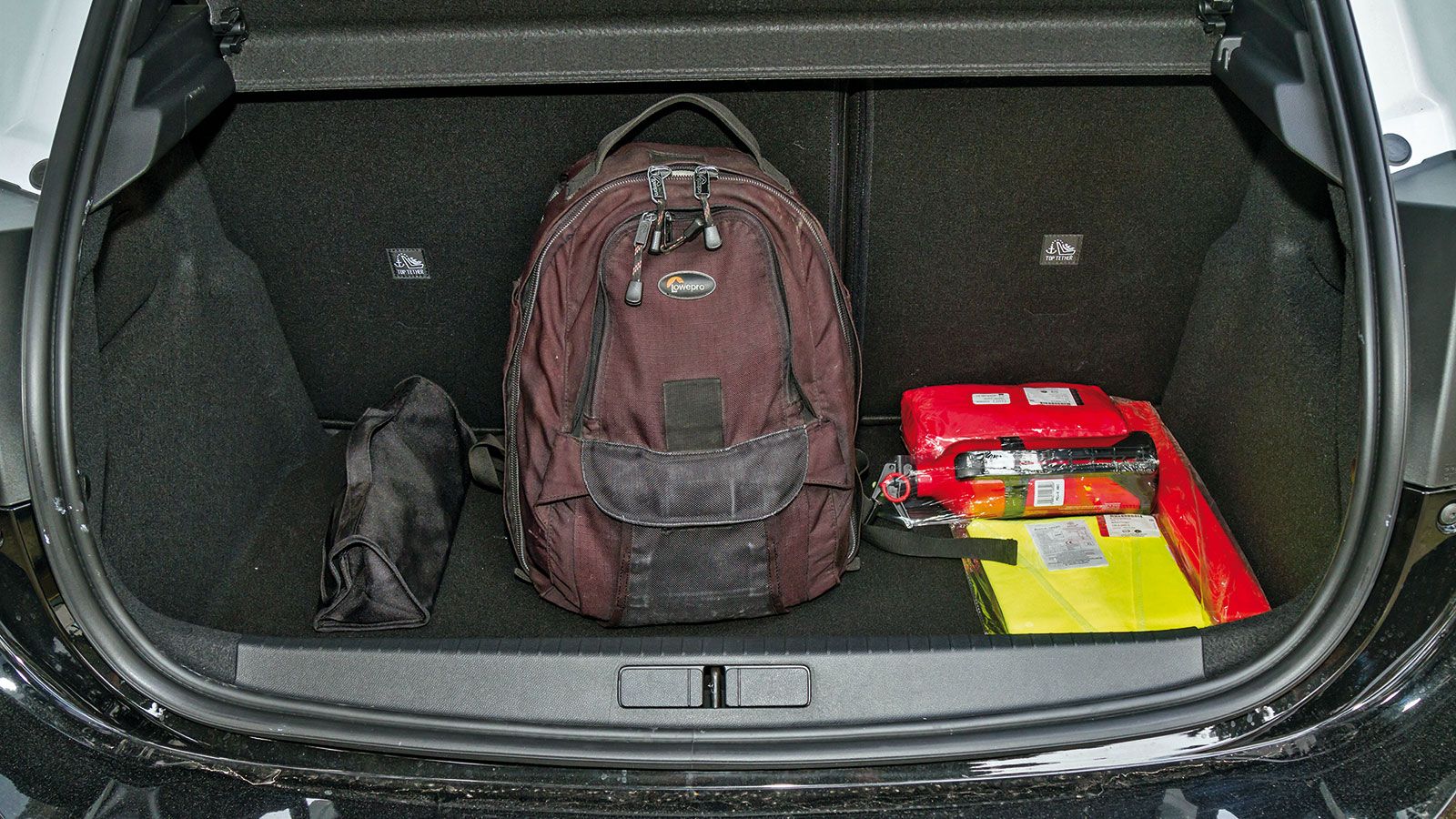 Το μεγαλύτερο μεταξόνιο του νέου Corsa ωφέλησε τους διαθέσιμους χώρους, τόσο για τους επιβάτες οι οποίοι έχουν 102 αέρα χλστ. για τα πόδια τους, όσο κ