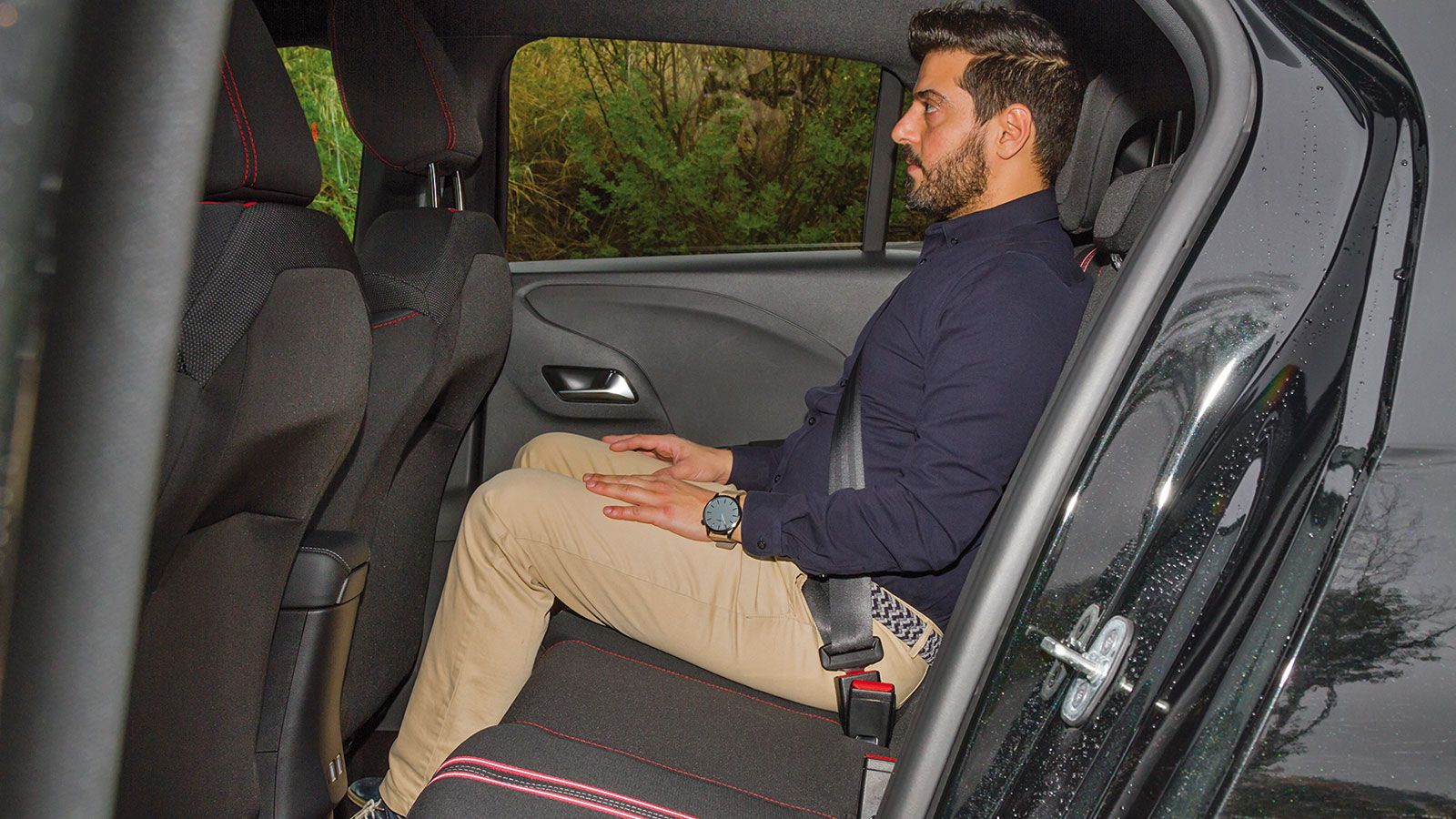 Πολύ άνετα θα βρει την ιδανική θέση ο οδηγός, στα νέας σχεδίασης και τοποθετημένα χαμηλότερα καθίσματα, σε σχέση με το τιμόνι, κάτι που συνεισφέρει κα