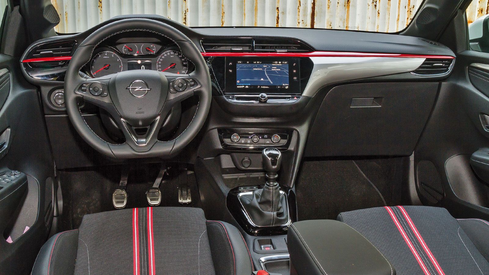 Υψηλό το επίπεδο ποιότητας της καμπίνας, με μαλακό υλικό στο πάνω μέρος του ταμπλό και «γεροδεμένη» συναρμολόγηση.