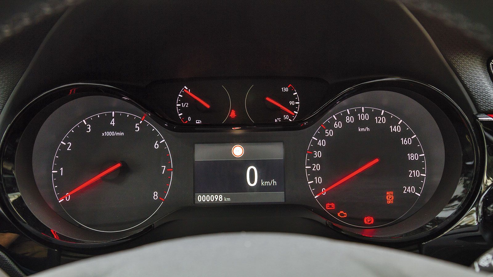 Μέρος της οριζόντιας διάταξης του ταμπλό είναι ο πίνακας οργάνων, που περιλαμβάνει και μια οθόνη στο κέντρο του, να βρίσκεται στο ίδιο ύψος με την οθό