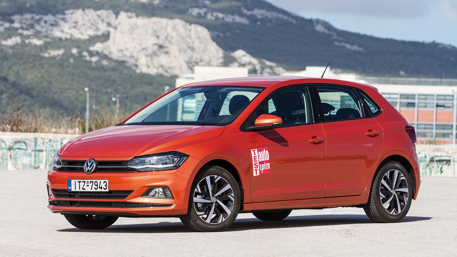 Το VW Polo απέδειξε και στην μέτρησή μας το ευρύχωρο προφίλ του, παρουσιάζοντας έναν αρκετά μεγάλο χώρο αποσκευών (311 λτ.), που έχει διπλό πάτωμα.