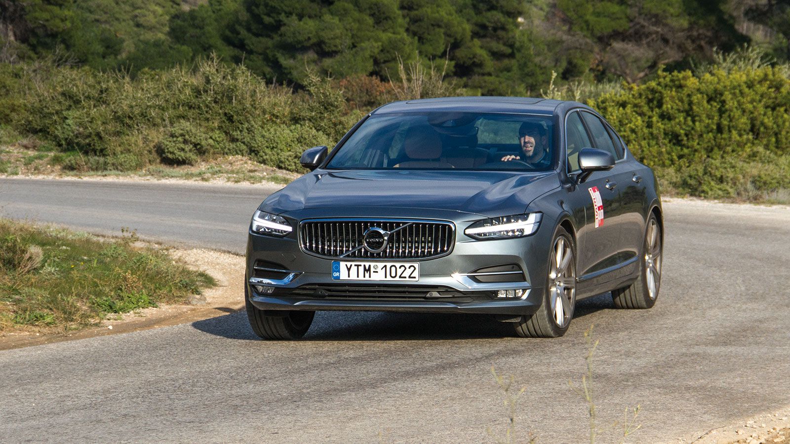 Το S90 τα καταφέρνει στις στροφές όμως το αγαπημένο του είναι να καταπίνει χιλιόμετρα στην εθνική. Και το κάνει με τέτοιο τρόπο που εσύ στο τέλος θα β