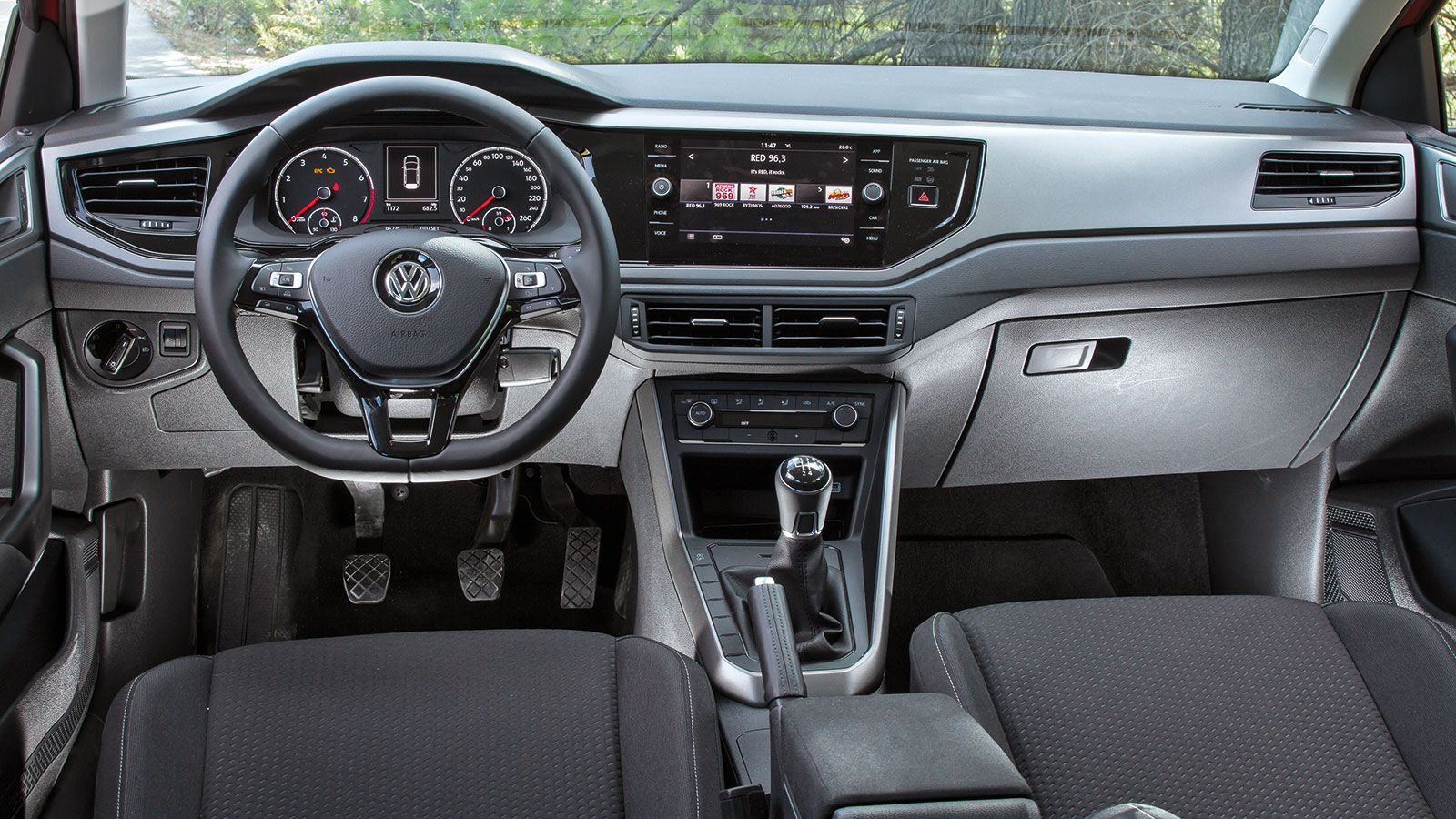 Το VW Polo αποτελεί ορόσημο της ποιότητας για την κατηγορία έχοντας μάλιστα μια premium αύρα. Ο διάκοσμος είναι λιτός, αλλά επικρατεί η άψογη συναρμογ