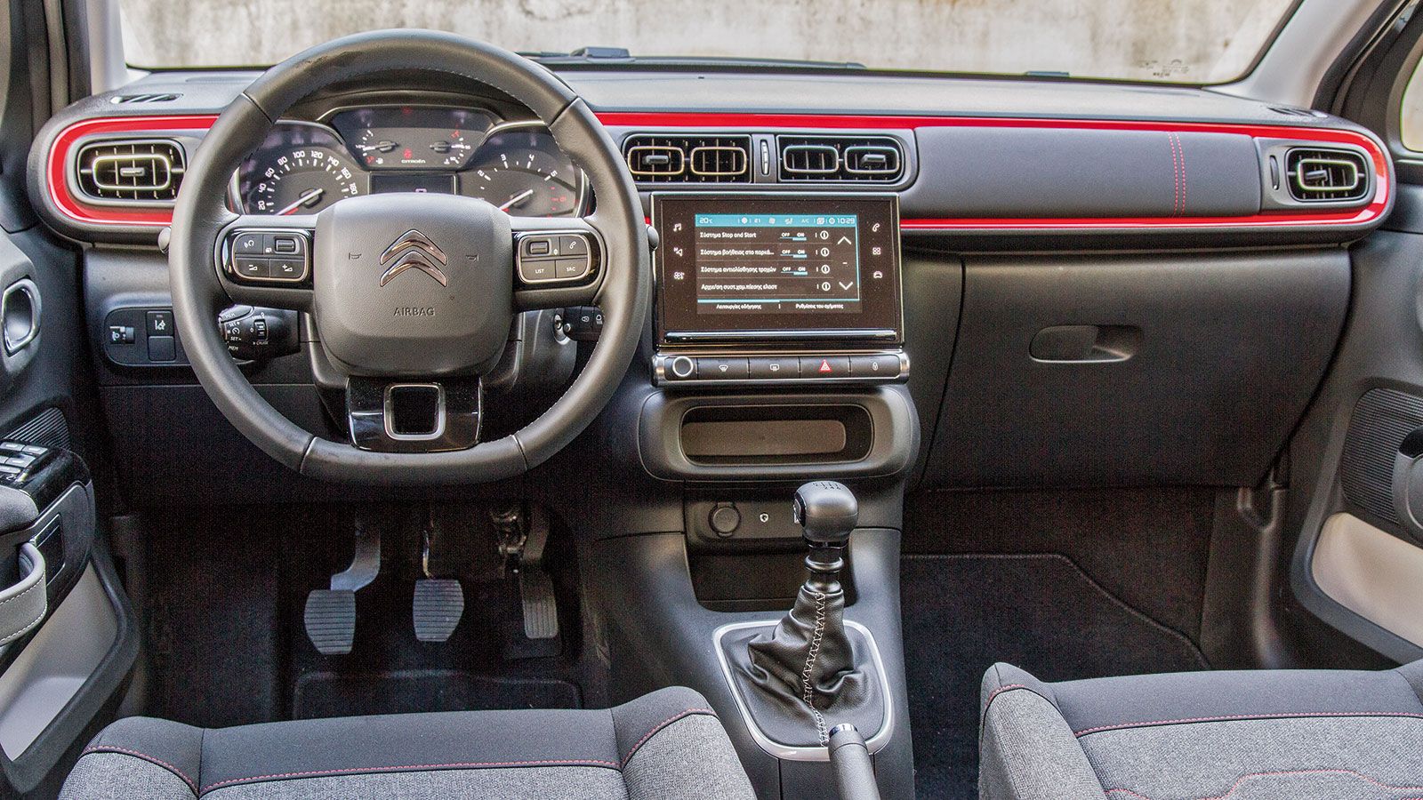 Το Citroen C3 διατηρεί το trendy ύφος σχεδίασης και στην καμπίνα, που μπορεί να μην διαθέτει μαλακά πλαστικά, είναι όμως γεροδεμένη και πλούσια εξοπλι