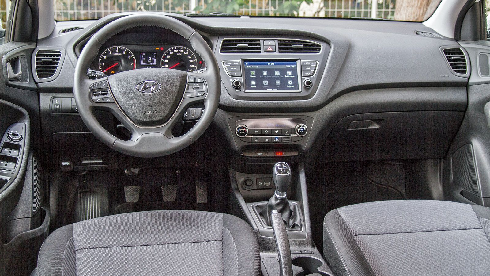 Παρά τα σκληρά πλαστικά, το εσωτερικό του Hyundai i20 δείχνει ποιοτικό χάρη στην άριστη συναρμογή και το προσεγμένο φινίρισμα. Μην περιμένετε έγχρωμη 