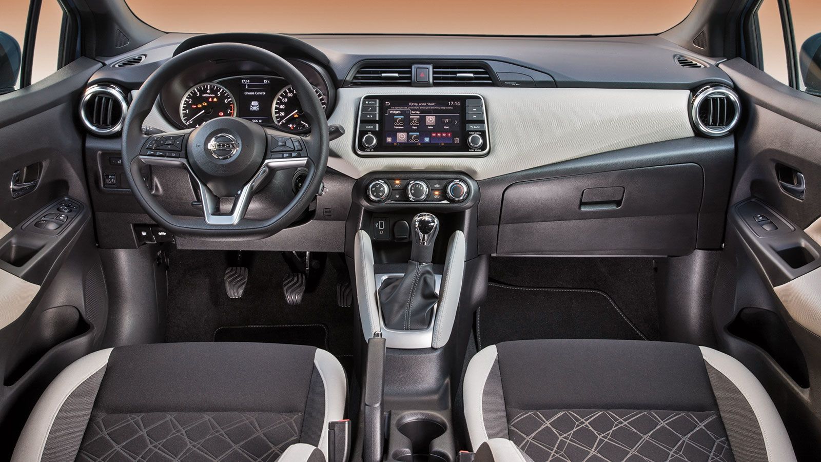 Στο  εσωτερικό του Nissan Micra αισθητή γίνεται η ποιότητα της κατασκευής χάρη στην εκτεταμένη χρήση μαλακών υλικών και τη γερή συναρμογή. Δεν υπάρχει
