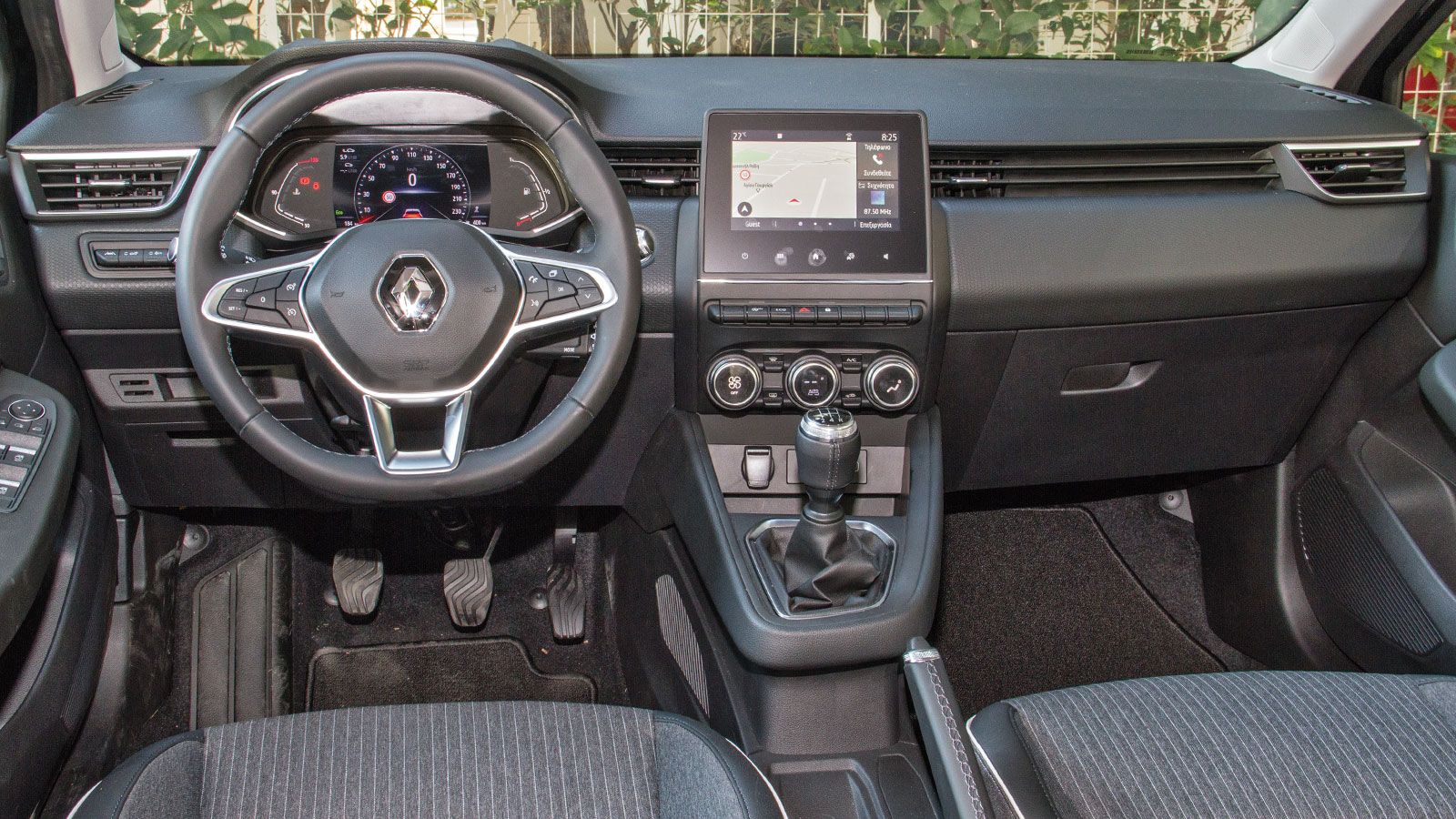 Αρκετά μοντέρνα η σχεδίαση της καμπίνας του Renault Clio, με εξαιρετική πρακτικότητα και απόλυτα ικανοποιητική ποιότητα κατασκευής. Ιδιαίτερα βολικός 