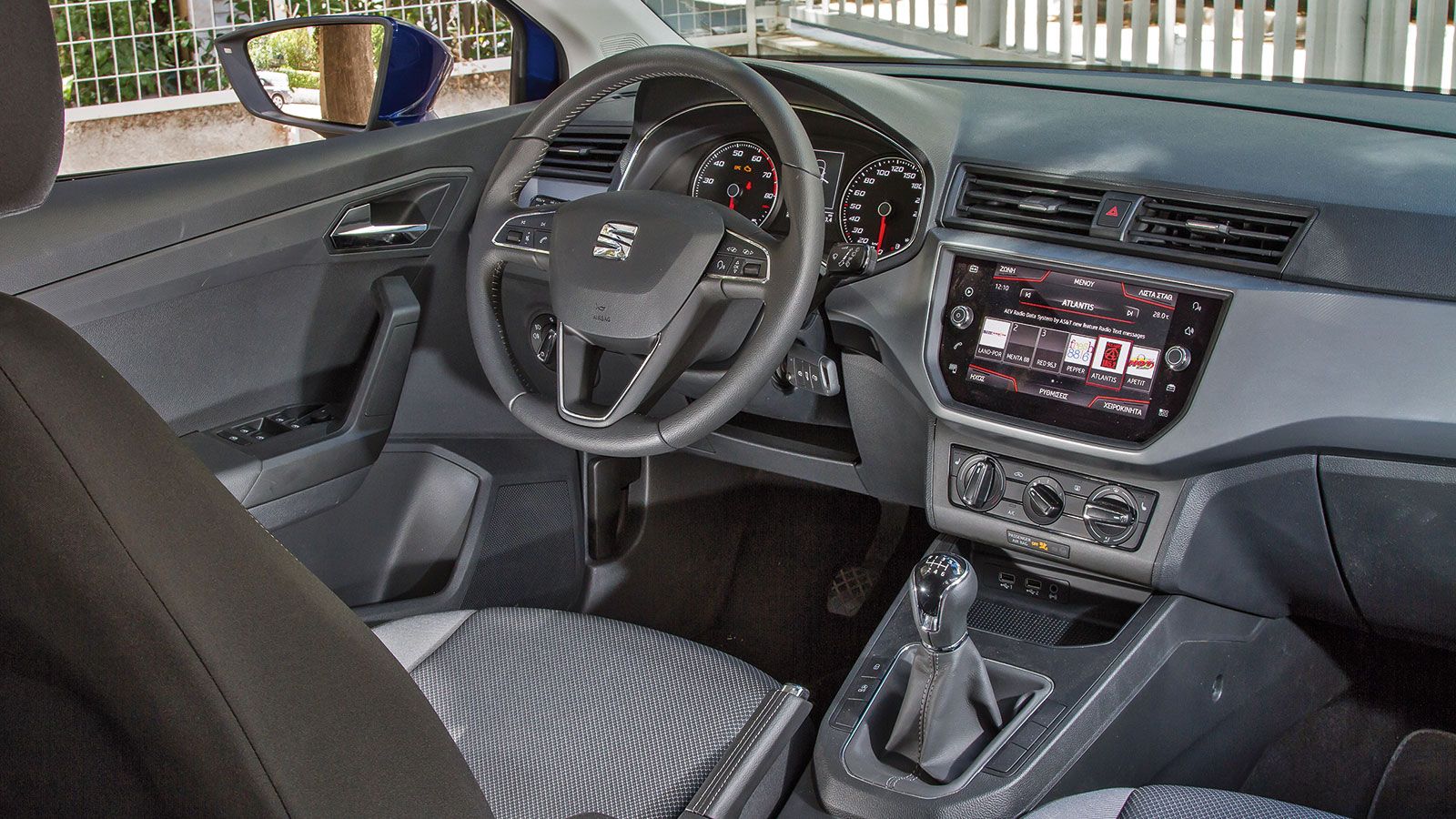 Λιτή η εικόνα στο εσωτερικό του SEAT Ibiza, αλλά η όλη κατασκευή είναι γεροδεμένη, εργονομική και πρακτική. Μην περιμένετε οθόνη 8 ιντσών στη βασική έ