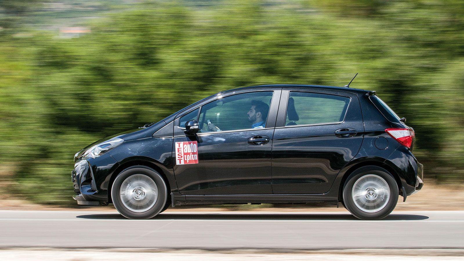 Το Toyota Yaris είναι το μόνο μη turbo μικρό της δοκιμής. Μπορεί να υπολείπεται σε ροπή, έχει όμως ζωντανή απόκριση και σταθερά χαμηλή κατανάλωση.