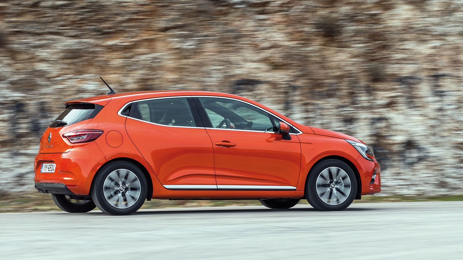 Η ποιότητα κύλισης θα σε κερδίσει στο νέο Renault Clio, το οποίο απέκτησε επιτέλους σωστή θέση οδήγησης.
