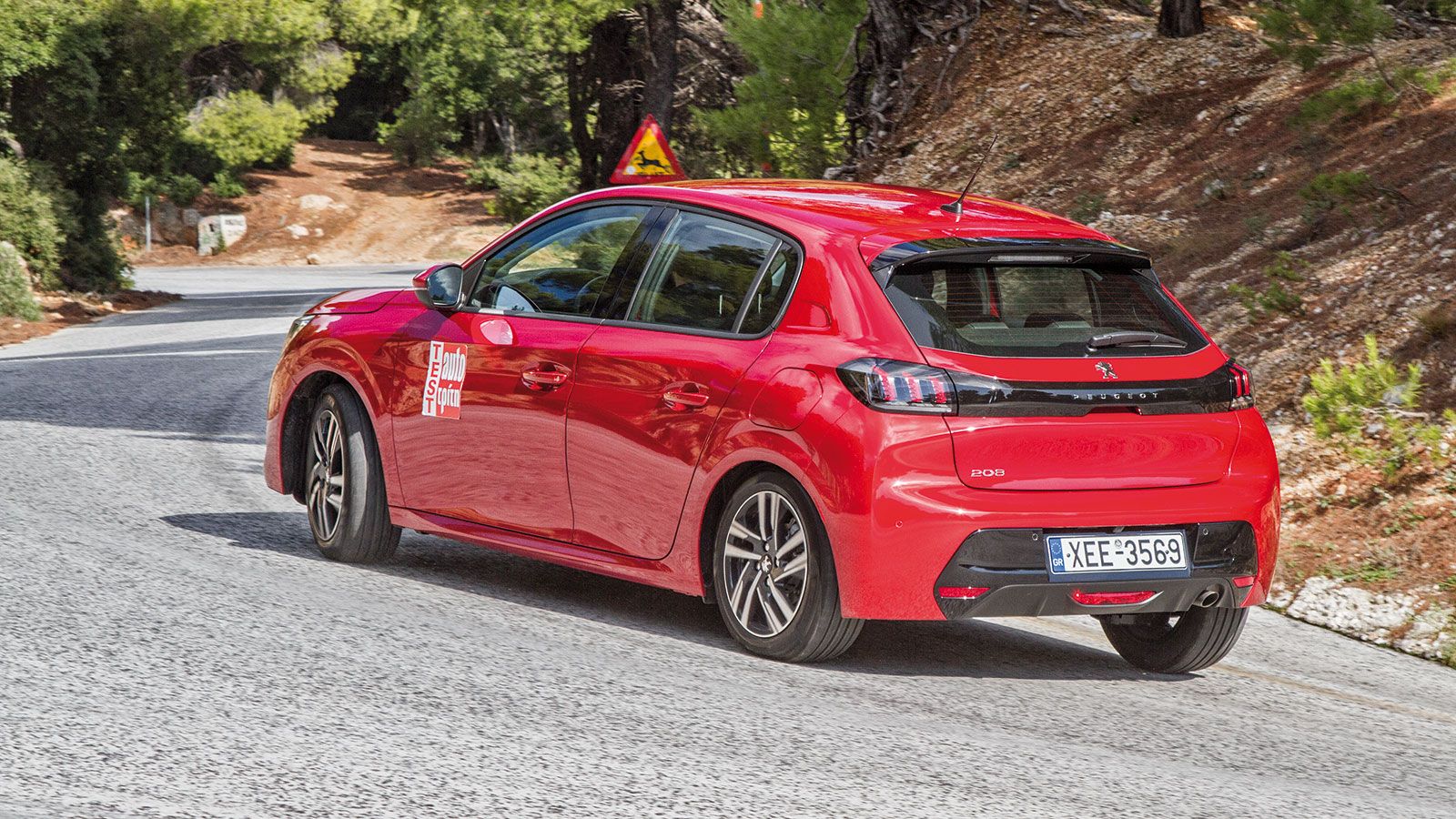 Το Peugeot 208 συνδυάζει ευχάριστη συμπεριφορά, δυναμισμό και άνεση, αλλά το τιμόνι του δεν φτάνει αυτό του Ford Fiesta.