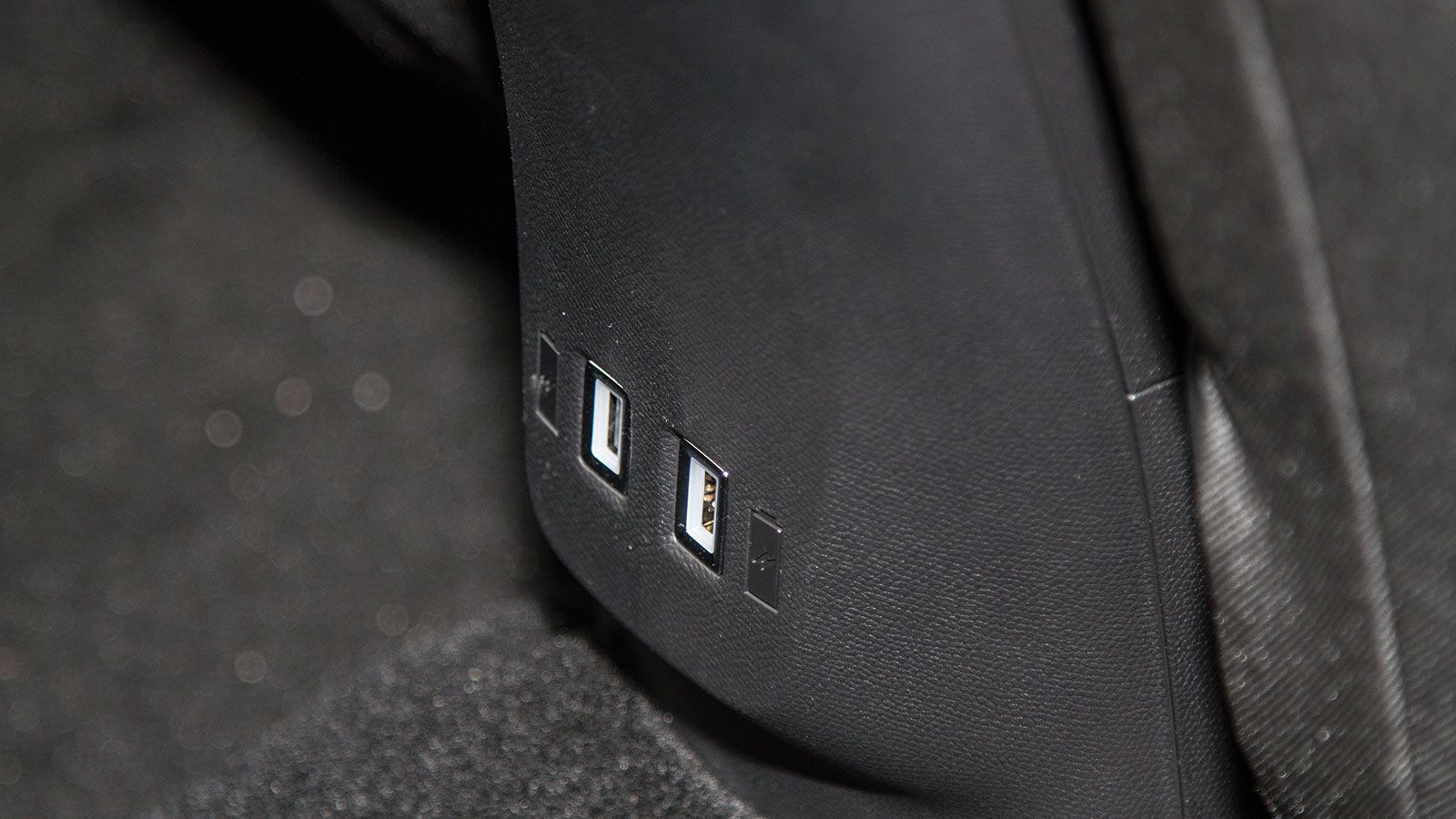 Το Opel Corsa μαζί με το Peugeot προσφέρουν θύρες USB για τους πίσω επιβάτες κάτι το οποίο θα εκτιμηθεί ιδιαίτερα από όσους θέλουν να έχουν μόνιμη παρ