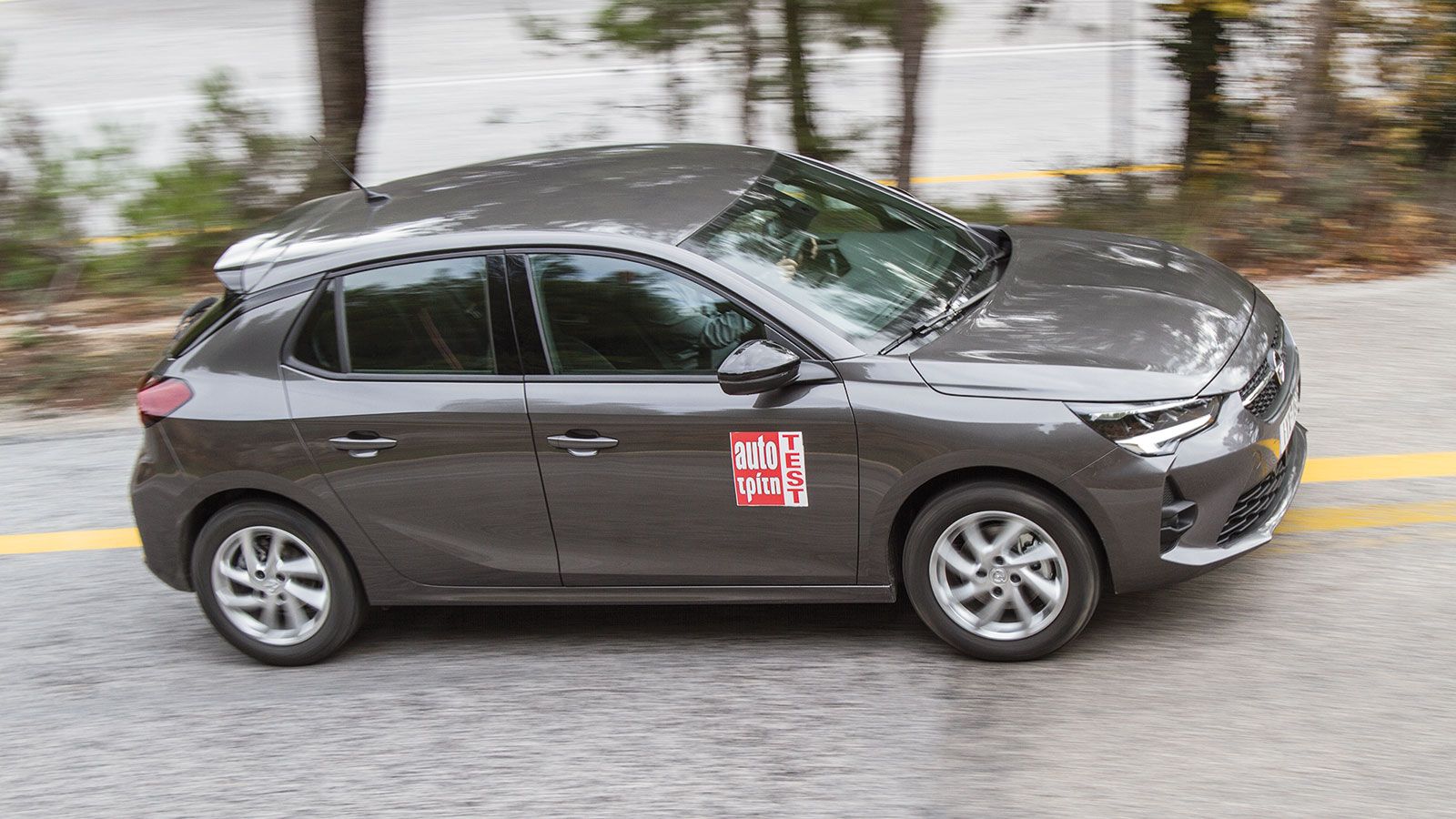 Το εικονιζόμενο Opel Corsa, αλλά και το συγγενές Peugeot 208, χρησιμοποιoύν τη νεότερη εκδοχή του βραβευμένου 1,2 PureTech με 100 ίππους και κορυφαία 
