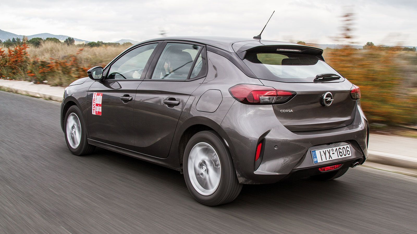 Με το νέο Opel Corsa αντιλαμβάνεσαι αμέσως τη διαφορά που δημιουργεί το μειωμένο βάρος του αμαξώματος, χάρη στη σιγουριά που σου δίνει με το πάτημά το