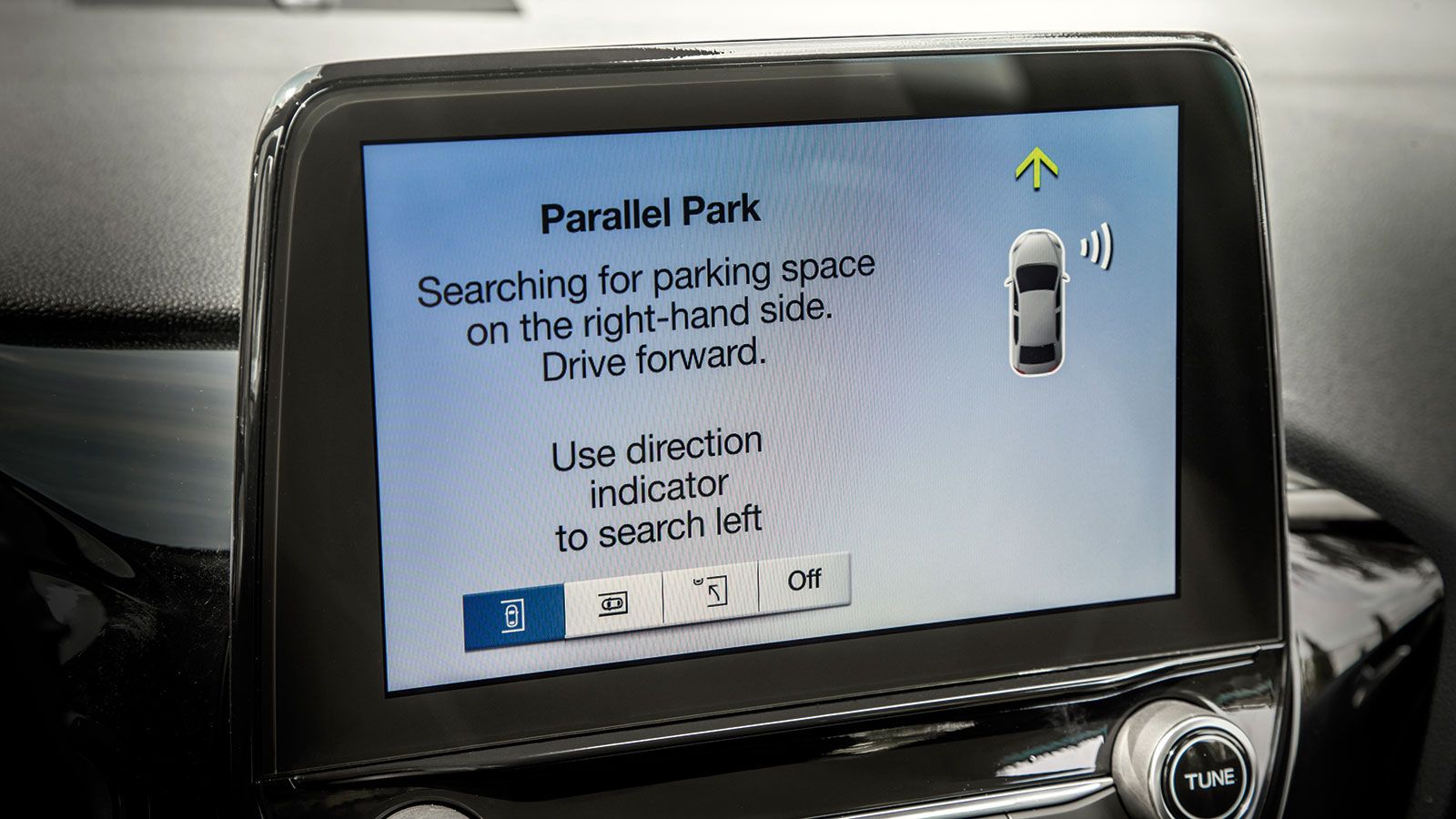 Το σύστημα Park Assist» εντοπίζει παράλληλη και κάθετη θέση στάθμευσης, στην οποία χωράει το αυτοκίνητό σας και στη συνέχεια αναλαμβάνει να κάνει τις 