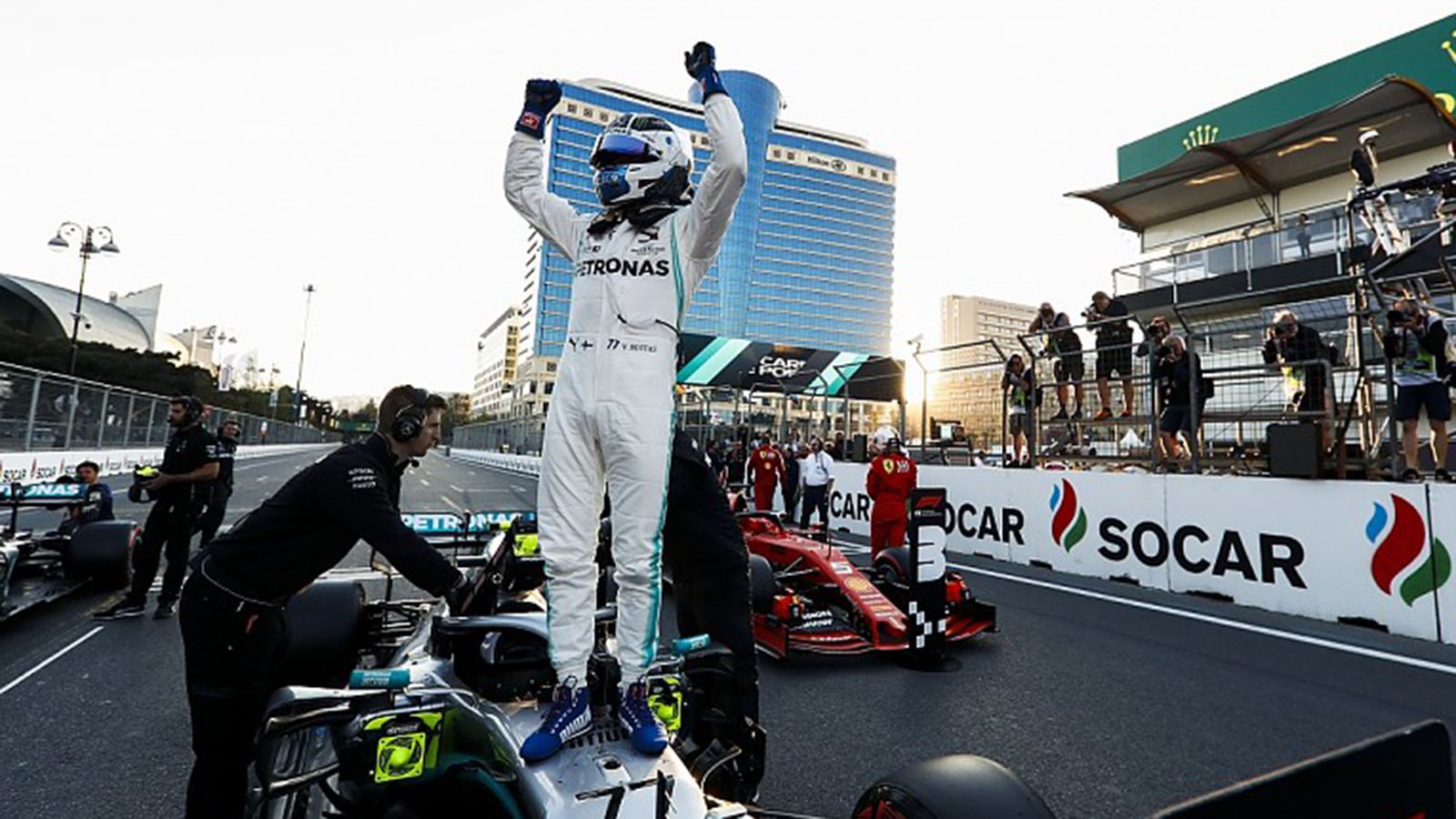 O Bottas πανηγυρίζει την pole position που πήρε.