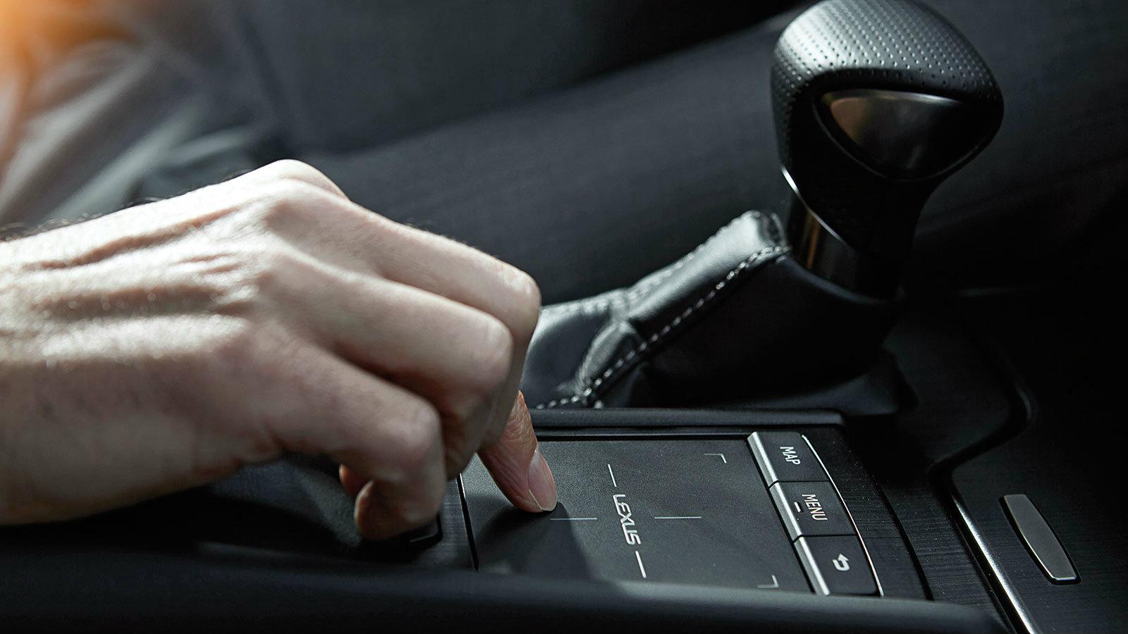 Το touchpad είναι κάτι το διαφορετικό που σε κερδίζει ως ιδέα, χάνει όμως στην υλοποίηση γιατί η εργονομία θέλει εξοικείωση.