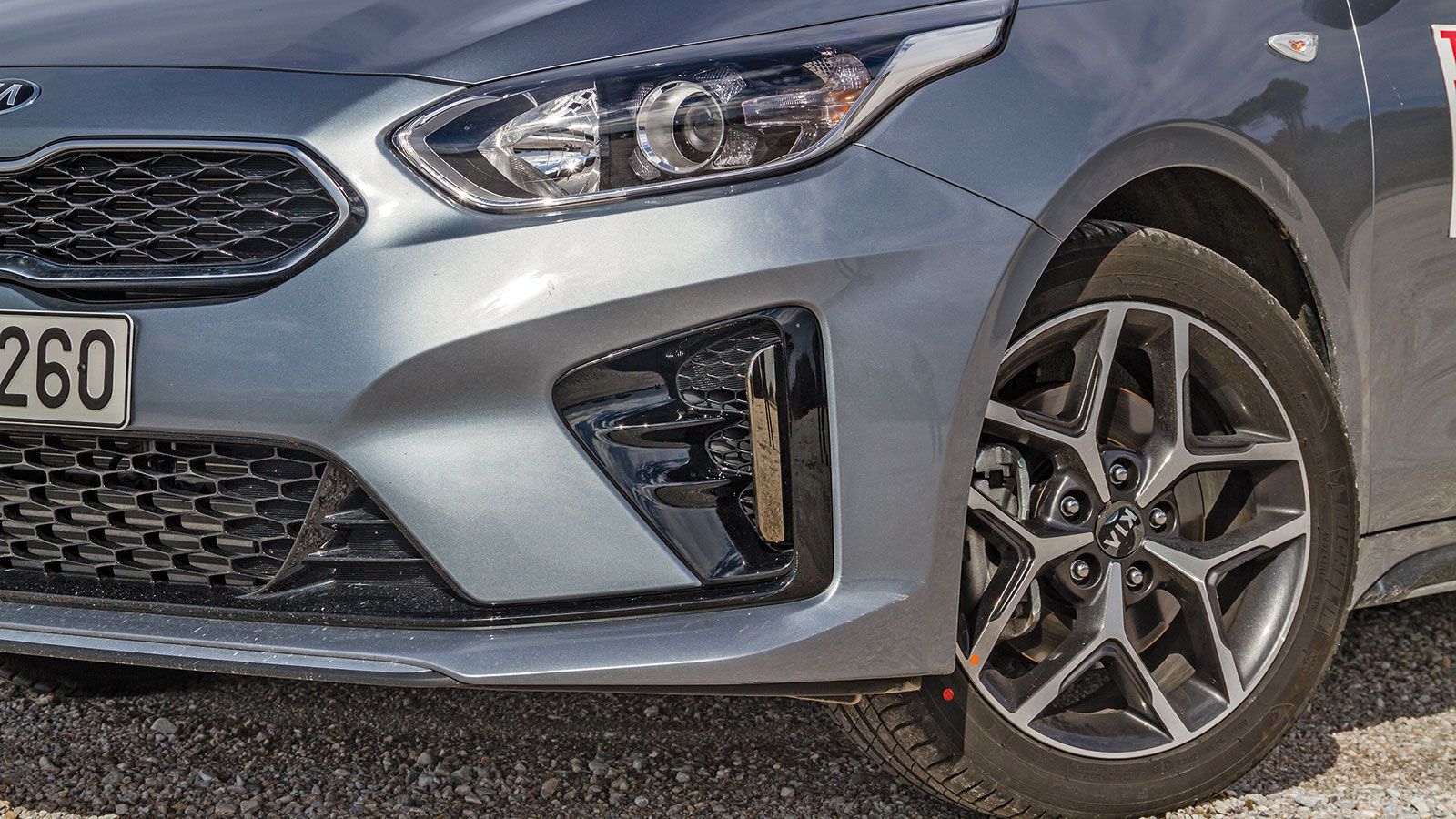 Το Kia ProCeed διαθέτει στάνταρ φώτα ομίχλης, προβολείς LED και ζάντες αλουμινίου 17 ιντσών.