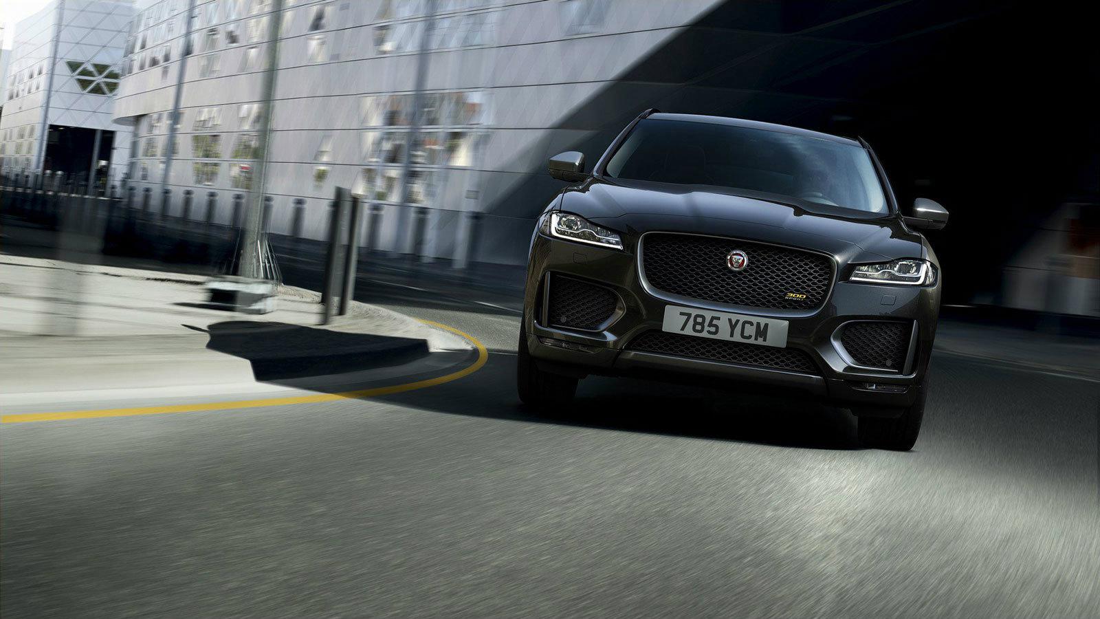 Στην εικόνα βλέπετε την Jaguar F-Pace.