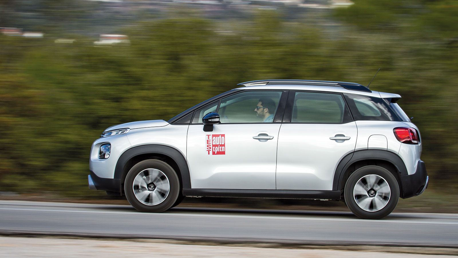 Σχεδίαση: Μοντέρνο το Renault Captur, το οποίο τονίζει τον crossover χαρακτήρα του χάρη στην μεγάλη απόσταση από το έδαφος.