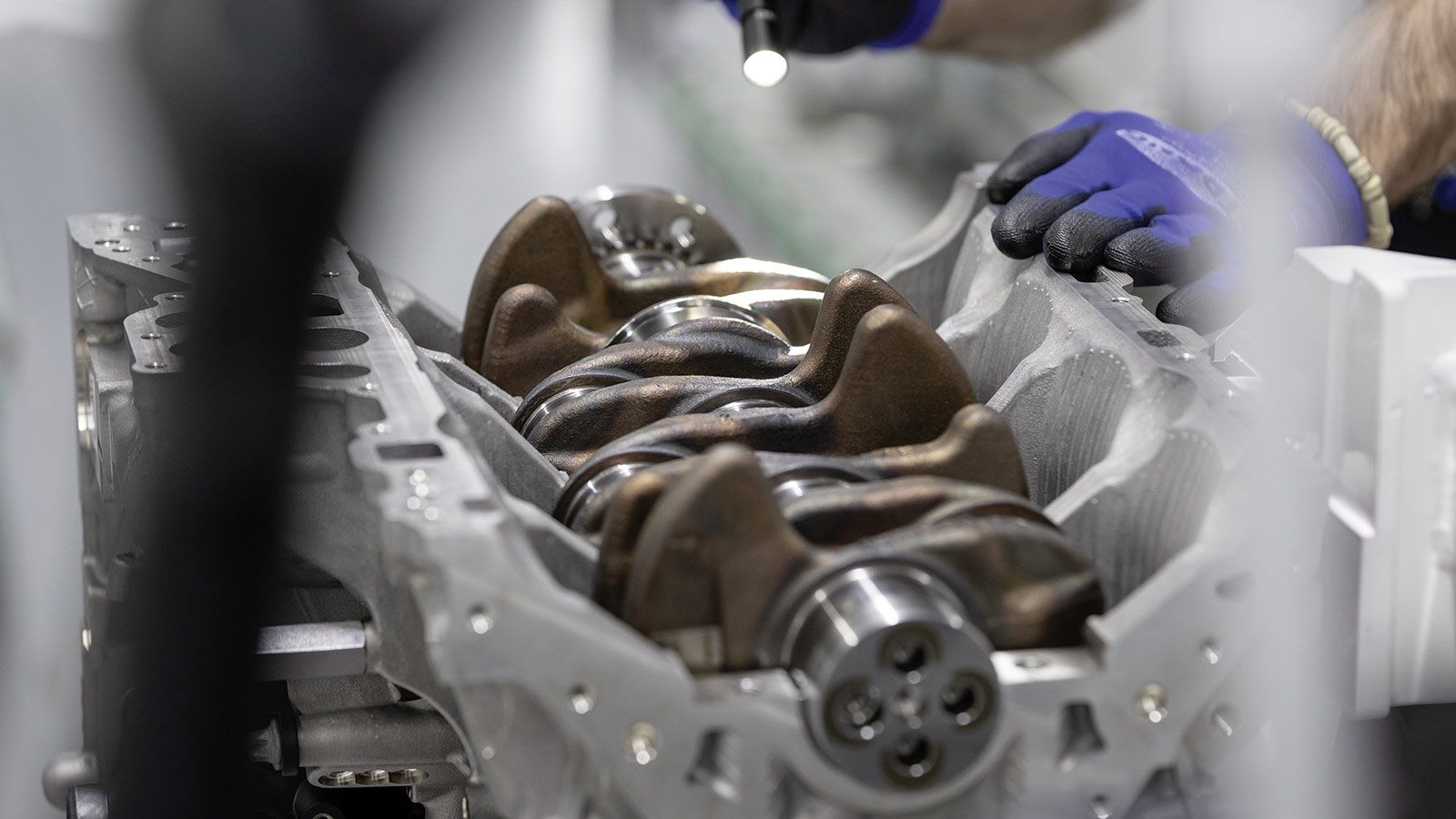 Κινούμενα μέρη όπως ο στροφαλοφόρος άξονας και τα πιστόνια έχουν δεχθεί σφυρηλάτηση, με αποτέλεσμα να ανταπεξέρχονται στην υψηλή πίεση καύσης της τάξη