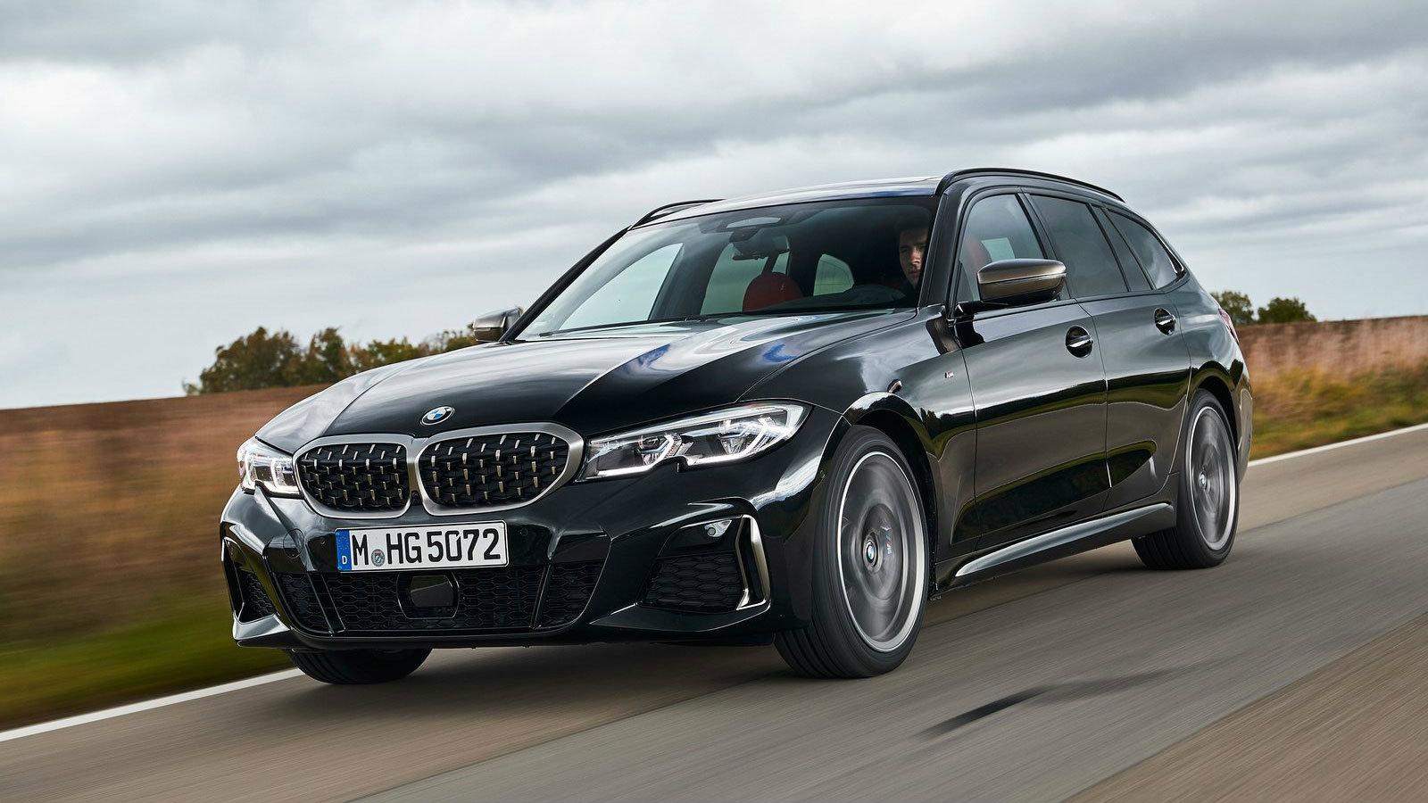 Στην εικόνα βλέπετε την BMW M340i xDrive Touring.