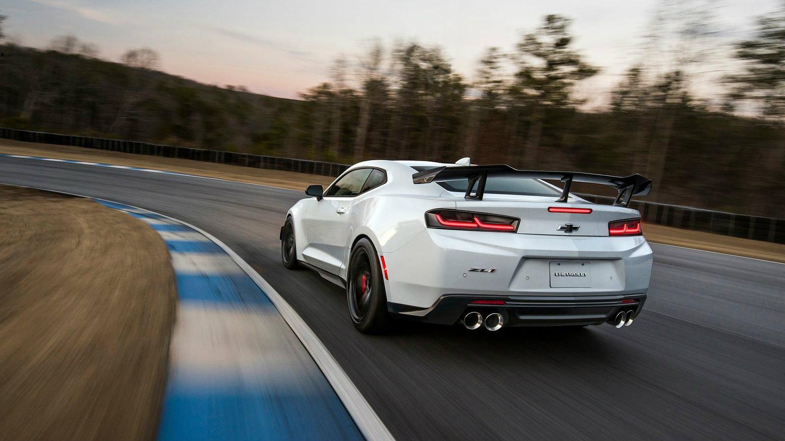 Τα αμορτισέρ Magnetic Ride της ZL1 αντικαταστάθηκαν από τα ελαφρύτερα, αγωνιστικά, Multimatic DSSV, ενώ η Chevrolet τοποθέτησε ρυθμιζόμενη πίσω αντιστ