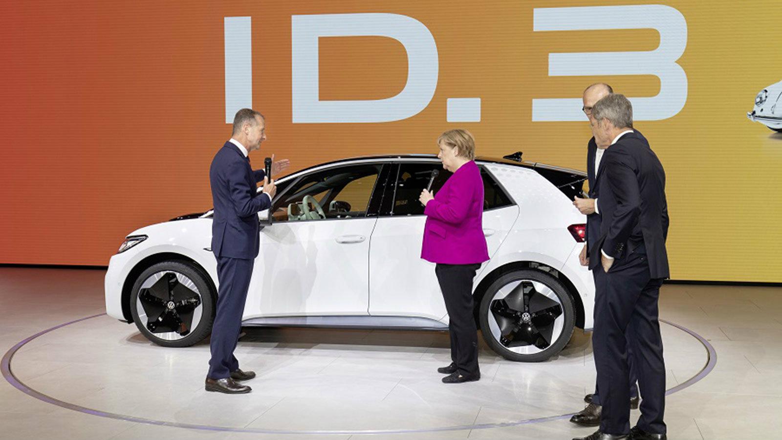Η πρώτη επαφή της ¶νγκελα Μέρκελ με το VW ID.3 κατά τη διάρκεια της Έκθεσης της Φρανκφούρτης.