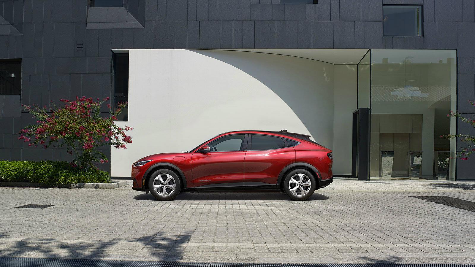Η Mustang Mach-E θα διατίθεται με δύο επιλογές ως προς τη χωρητικότητα της μπαταρίας ιόντων λιθίου (standard range 75,7 kWh και extended range 98,8 kW