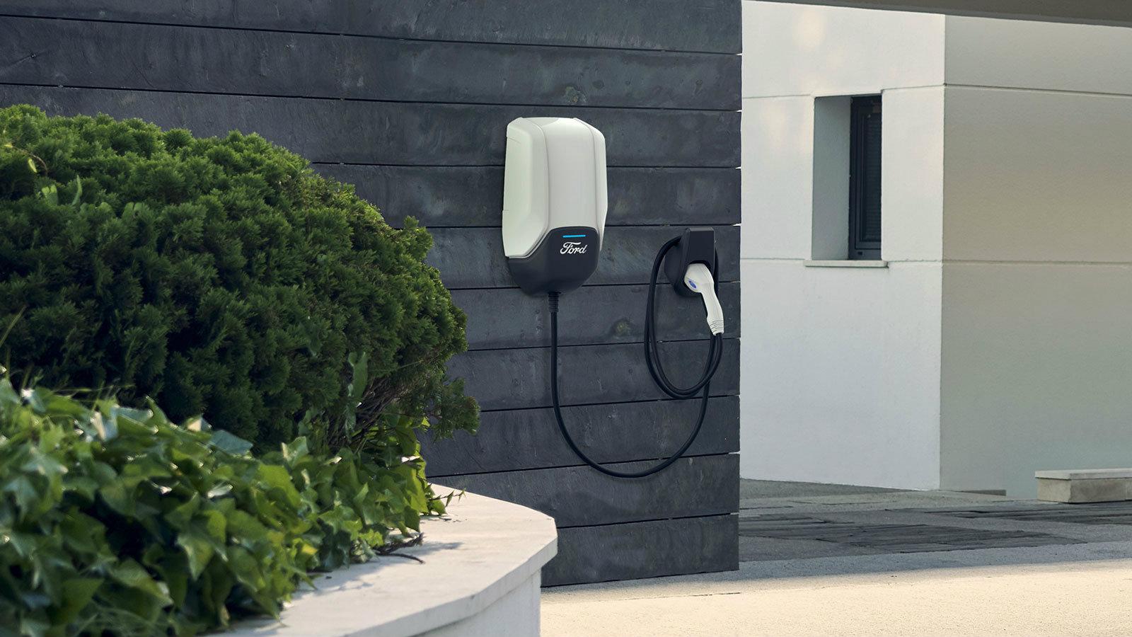 O επιτοίχιος φορτιστής (Connected Wallbox) θα προσφέρει απλούστερη, έως πέντε φορές ταχύτερη και πιο οικονομική διαδικασία φόρτισης των αμιγώς ηλεκτρο