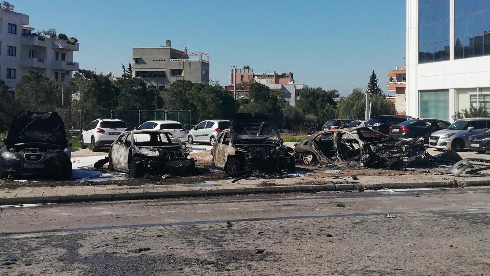Ολοσχερώς καταστράφηκαν τέσσερα αυτοκίνητα ύστερα από ισχυρή έκρηξη που σημειώθηκε νωρίτερα σε πάρκινγκ στη Λεωφόρο Βουλιαγμένης.