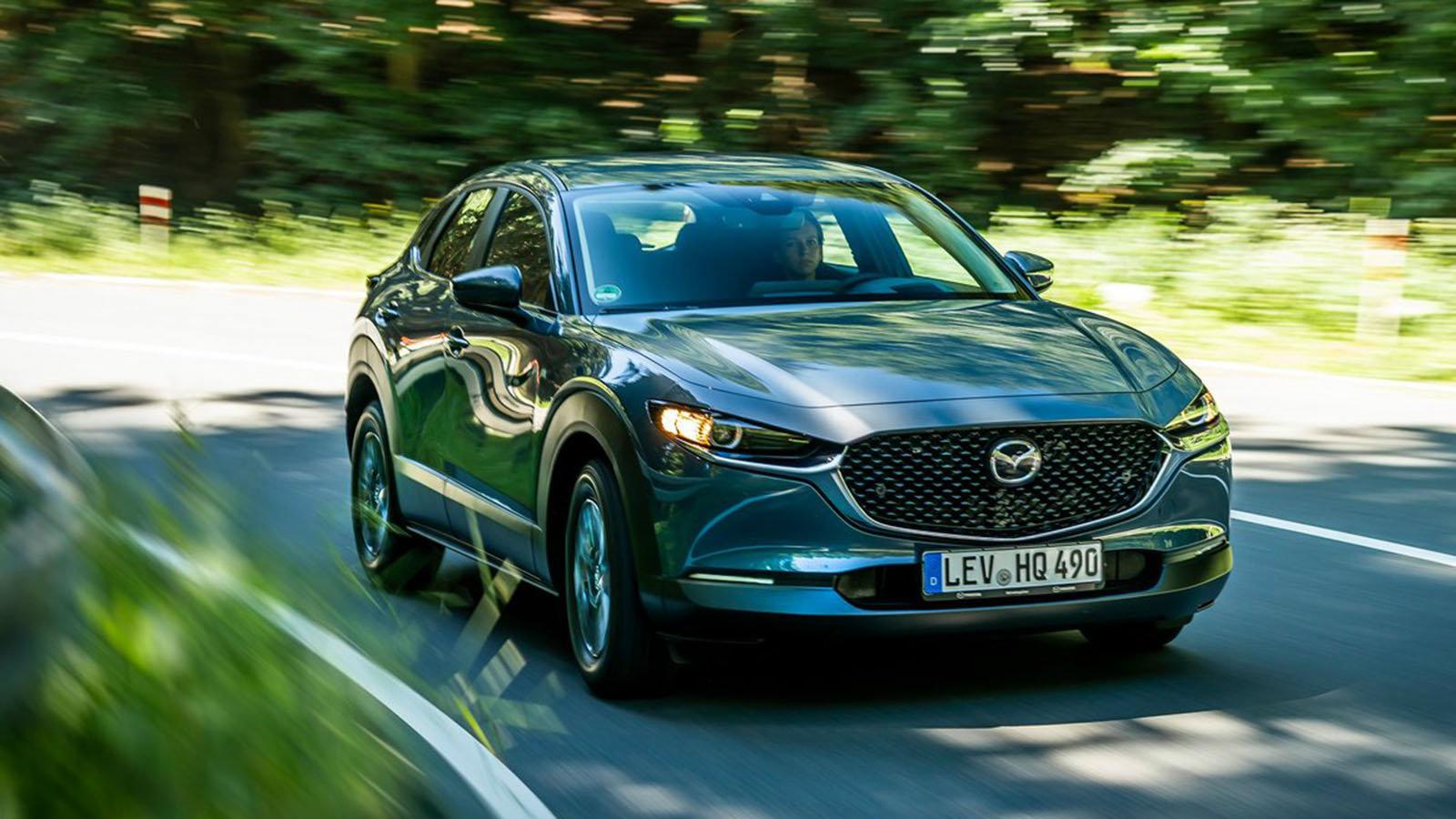 Στην βενζίνη, το πρώτο βήμα αφορά τον SkyActiv G ατμοσφαιρικό κινητήρα των 2,0 λίτρων με απόδοση 122 άλογα και 6άρι μηχανικό κιβώτιο με τιμή από 25.11