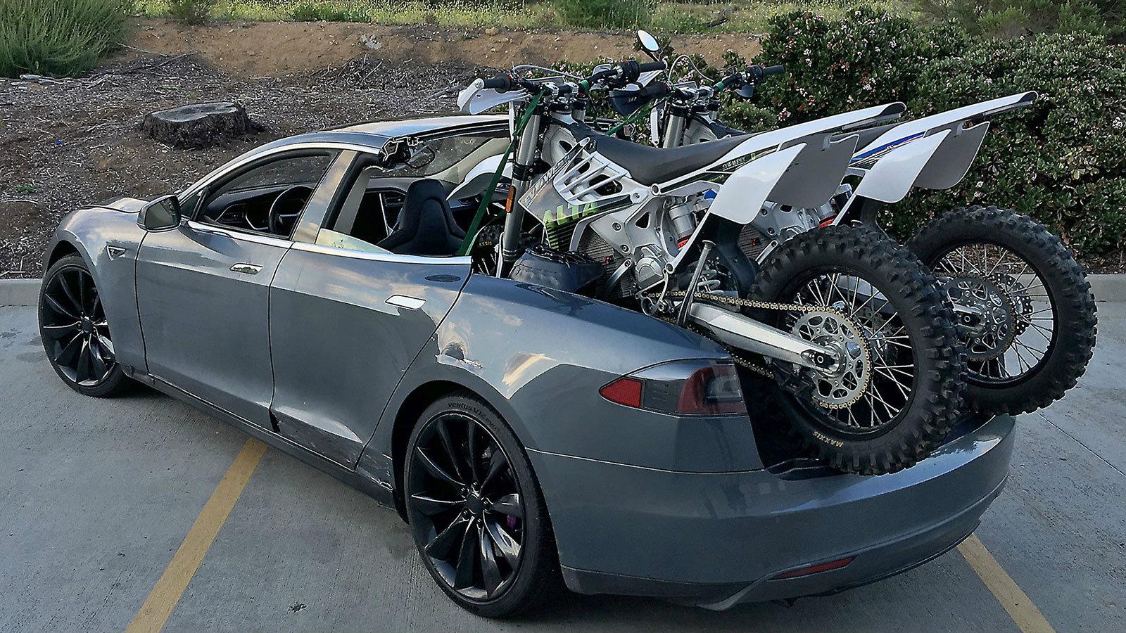 Το Teslamino πρόλαβε και έγινε το πρώτο pick-up της Tesla.
