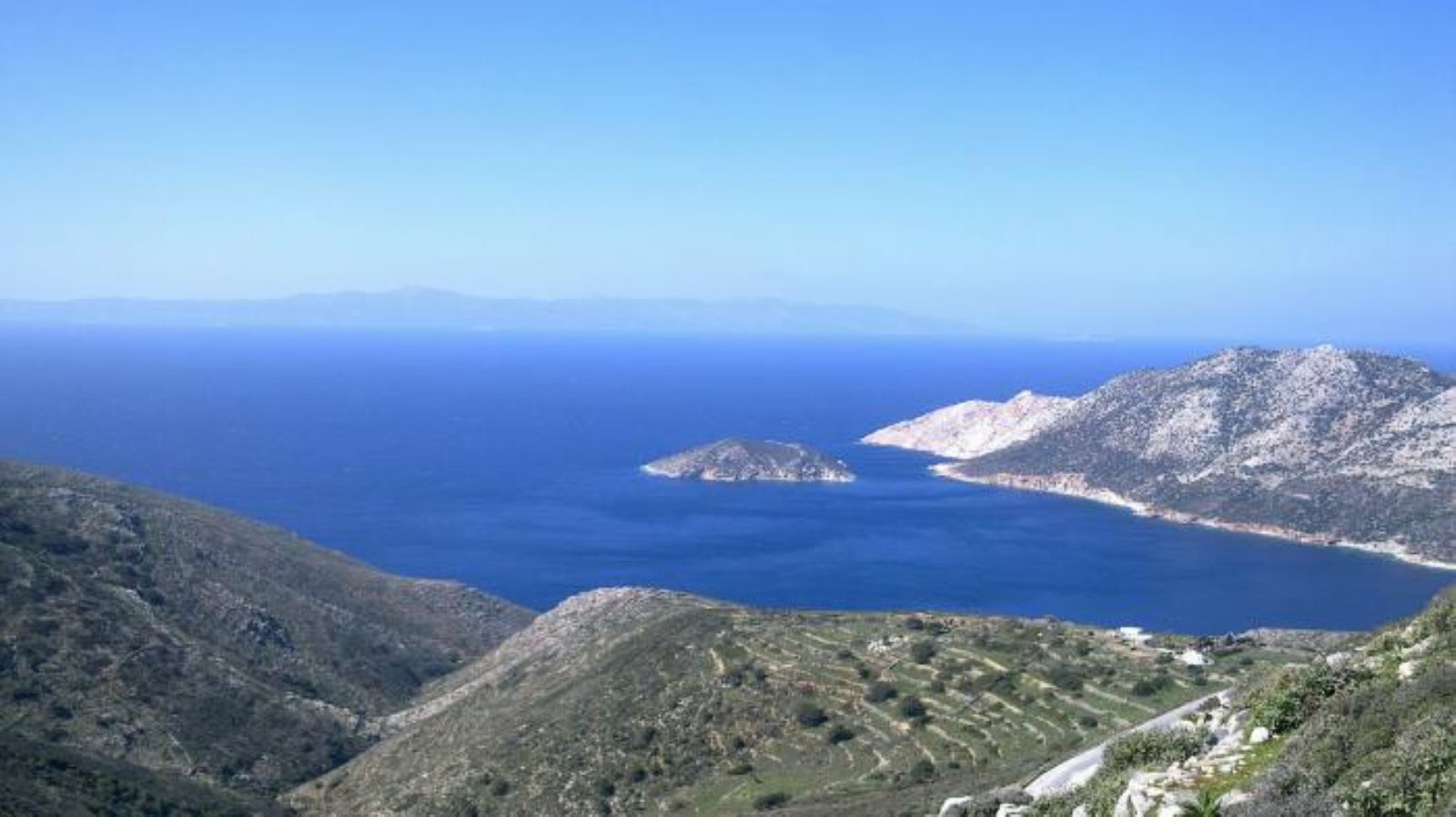 «Το απέραντο γαλάζιο» της Αμοργού