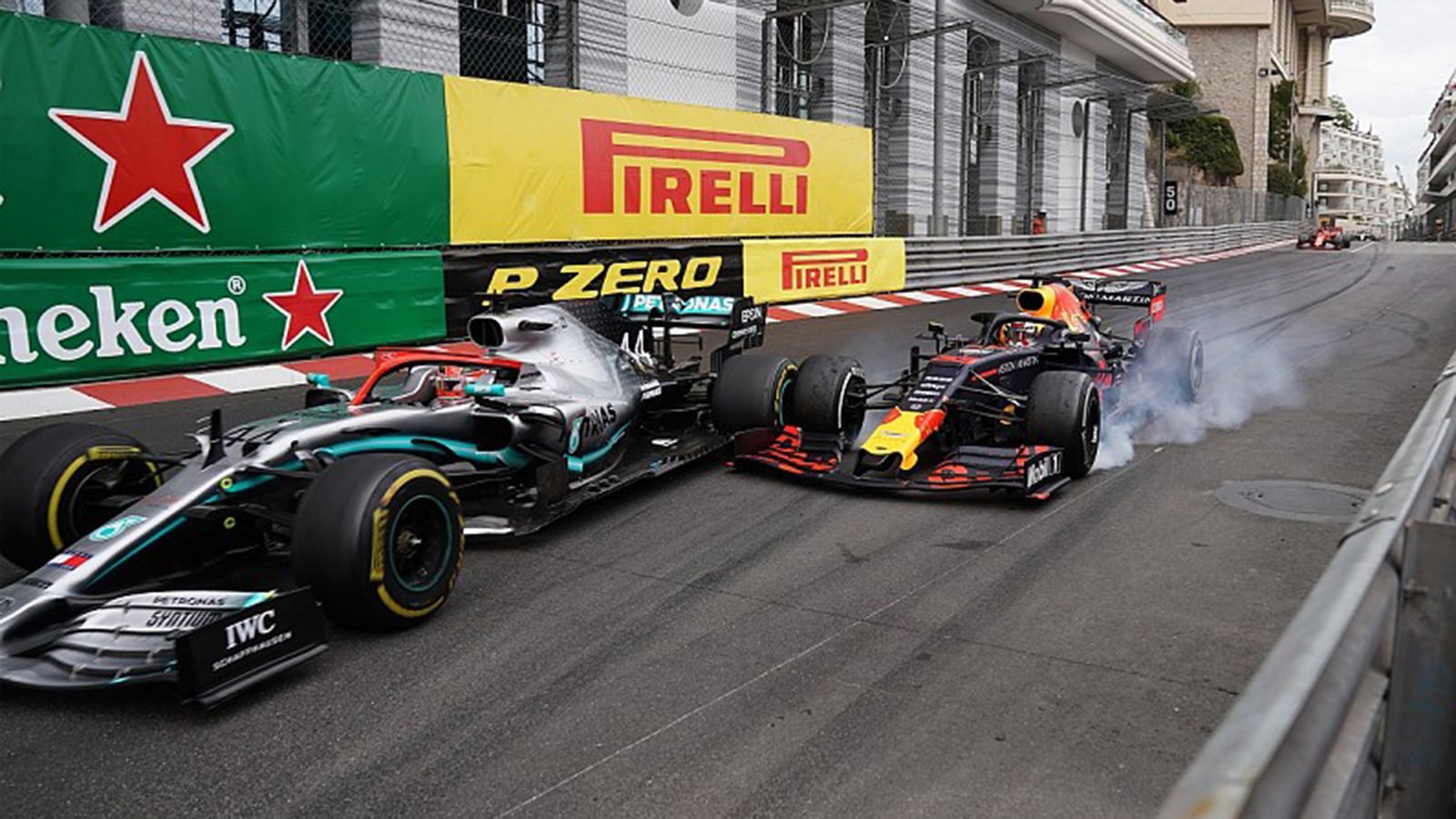 H στιγμή που ο Verstappen χάνει τα φρένα και πέφτει πάνω στον Ηamilton στην προσπάθειά του να τον περάσει κατά τους τελευταίους γύρους.