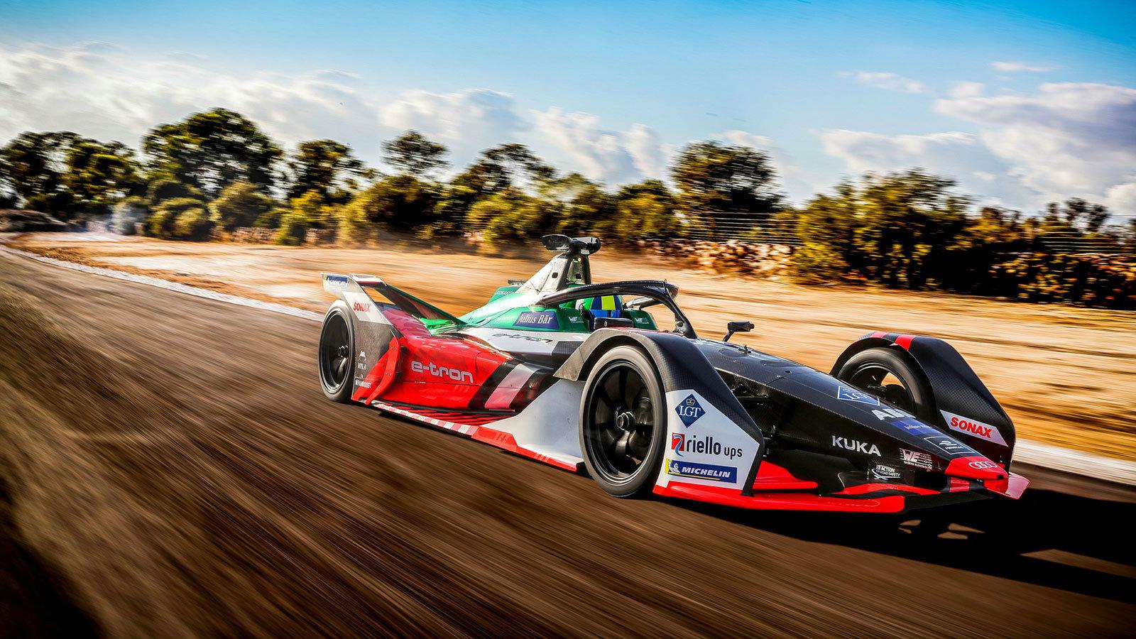 Tο νέο Audi e-tron FE06 εμφανίστηκε έχοντας άφθονες ίνες άνθρακα και ένα φωσφοριζέ πορτοκαλί χρώμα.