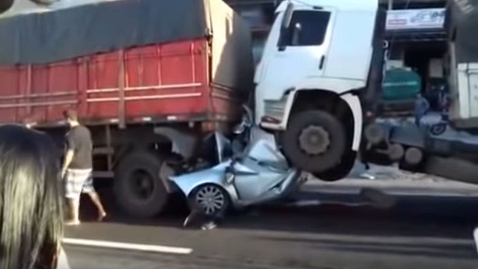 I.X συνεθλίβη από δύο φορτηγά, σώος ο οδηγός (+vid)