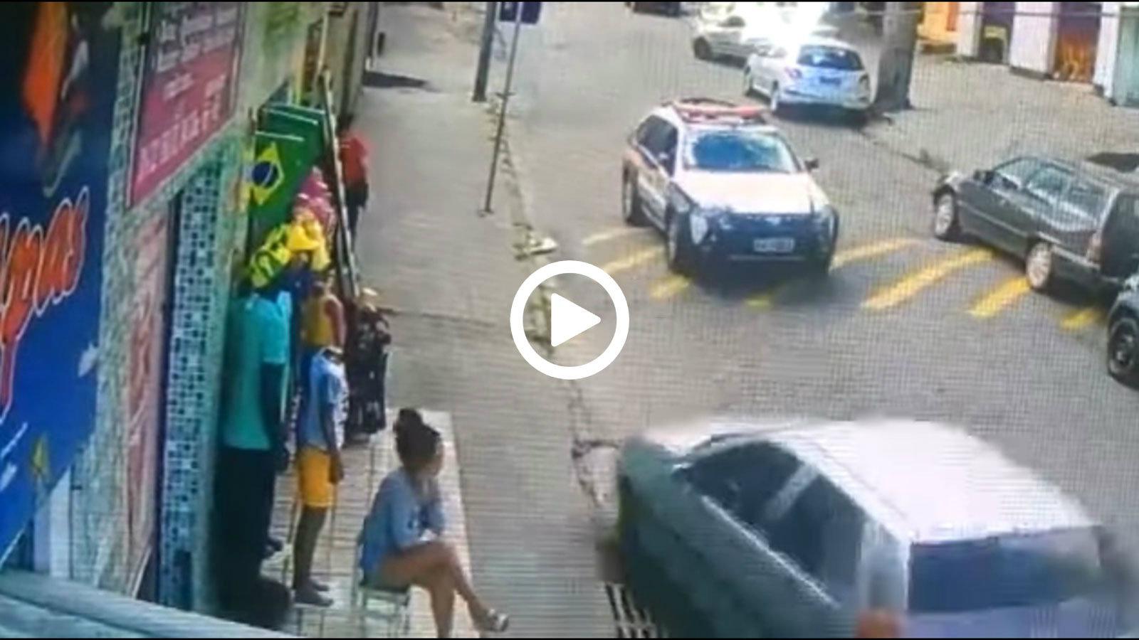 Ι.Χ. σε καταδίωξη «ντριμπλάρει» περιπολικό