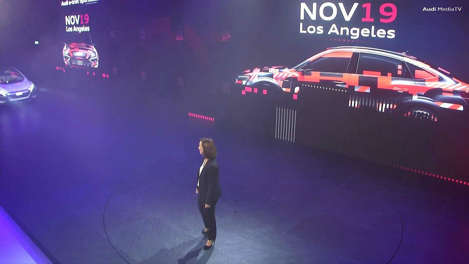 Η στιγμή που η 19η Νοεμβρίου και το Audi E-Tron Sportback κάνουν την εμφάνισή τους στο video wall.   
