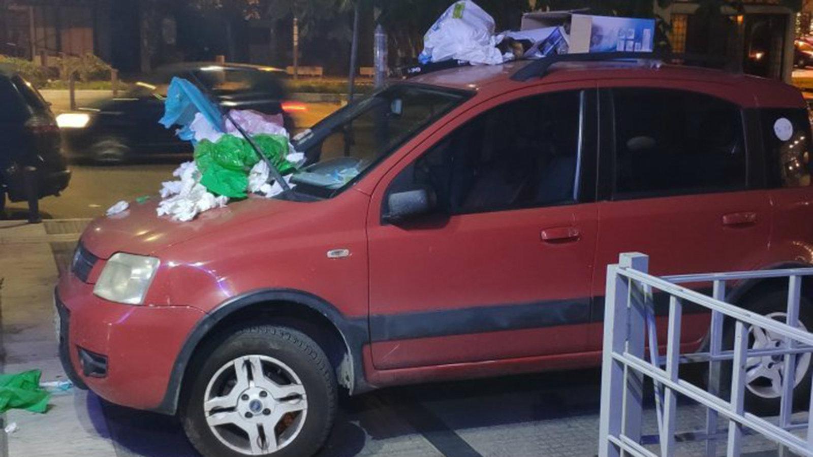 Σκουπίδια πάνω σε παράνομα παρκαρισμένο Ι.Χ!